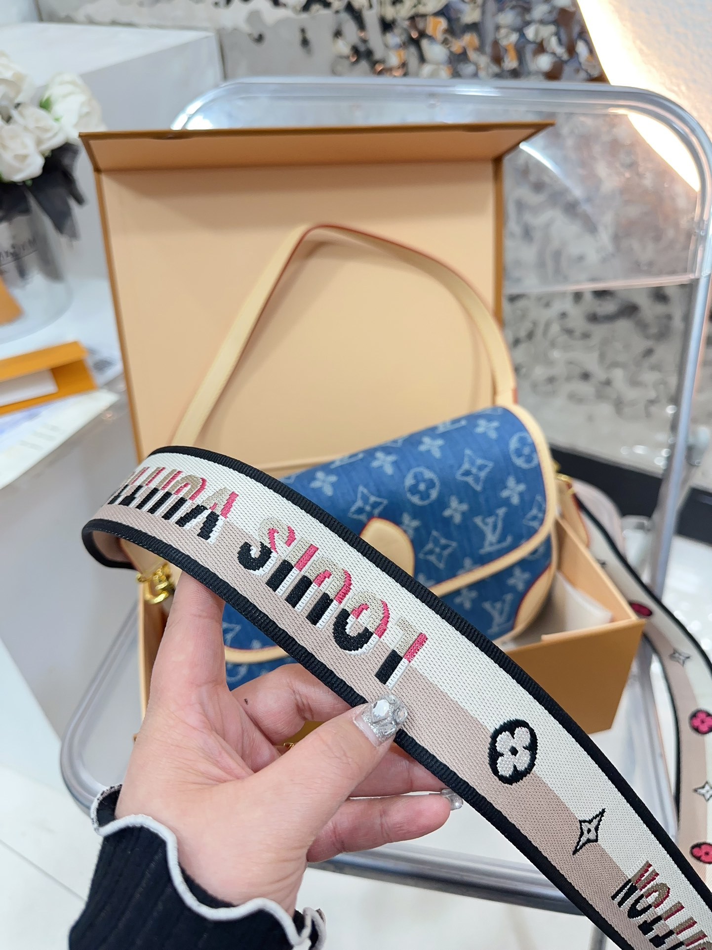 Louis Diane denim bag size :  25 15cm