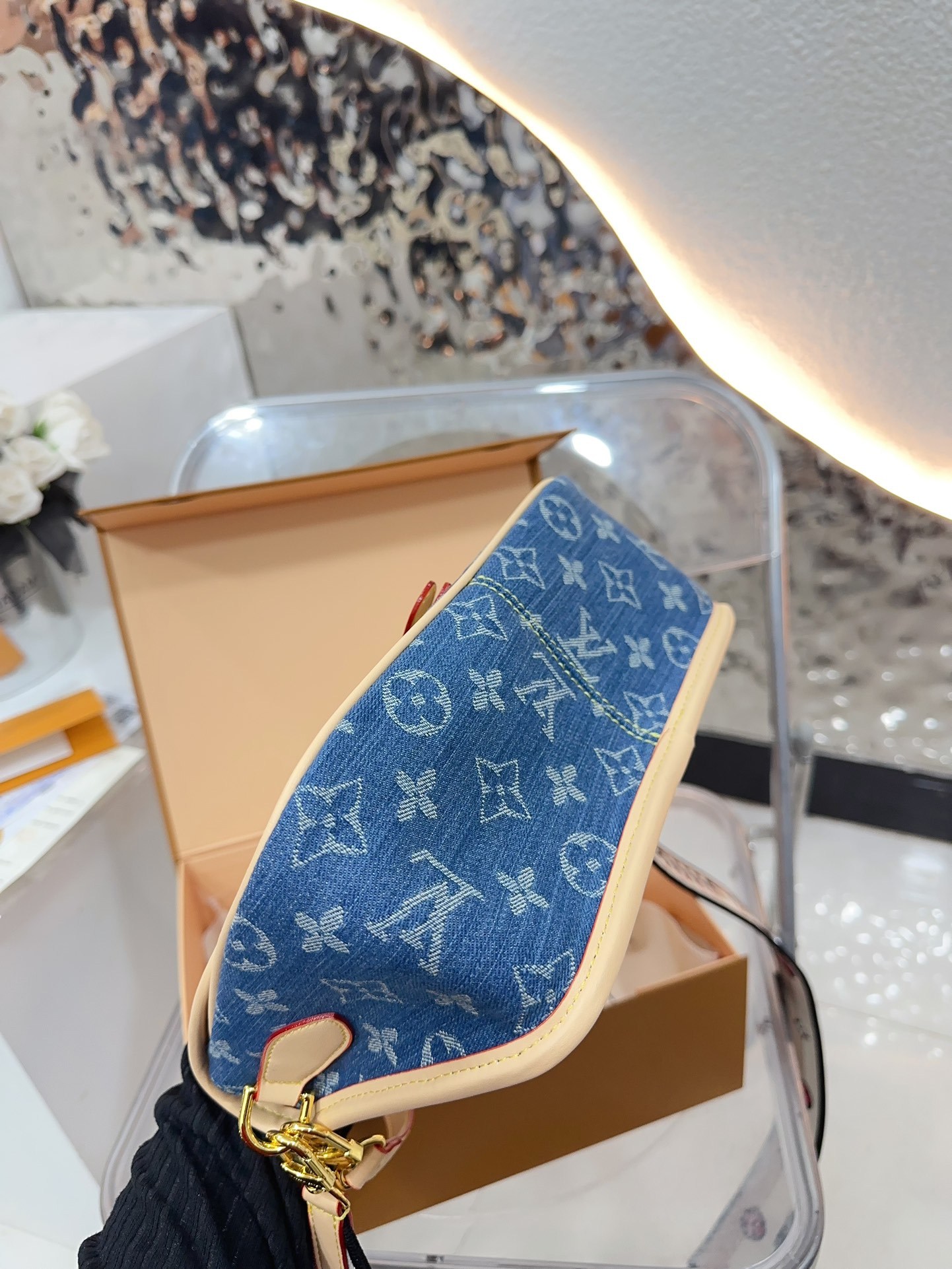 Louis Diane denim bag size :  25 15cm