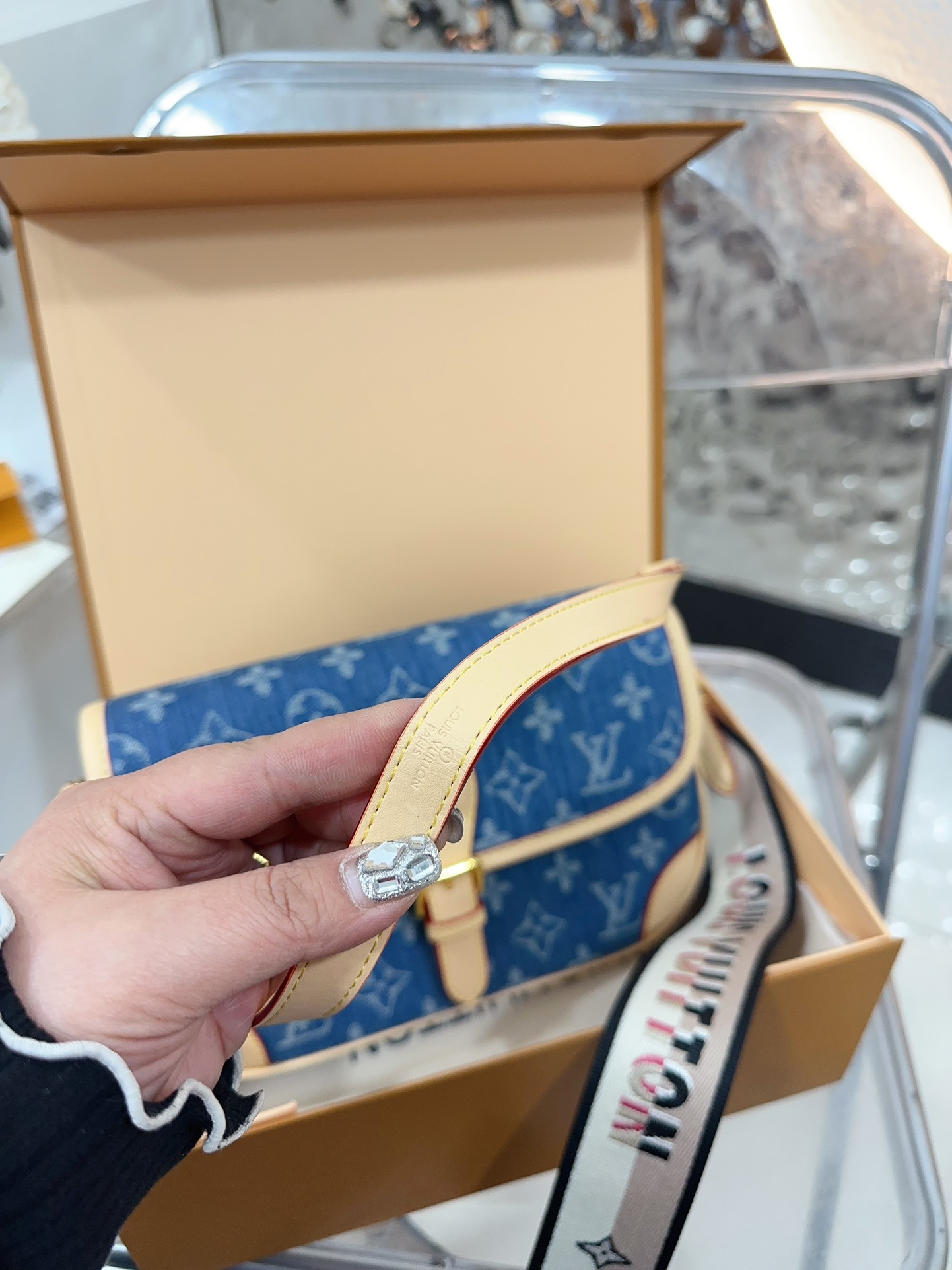 Louis Diane denim bag size :  25 15cm