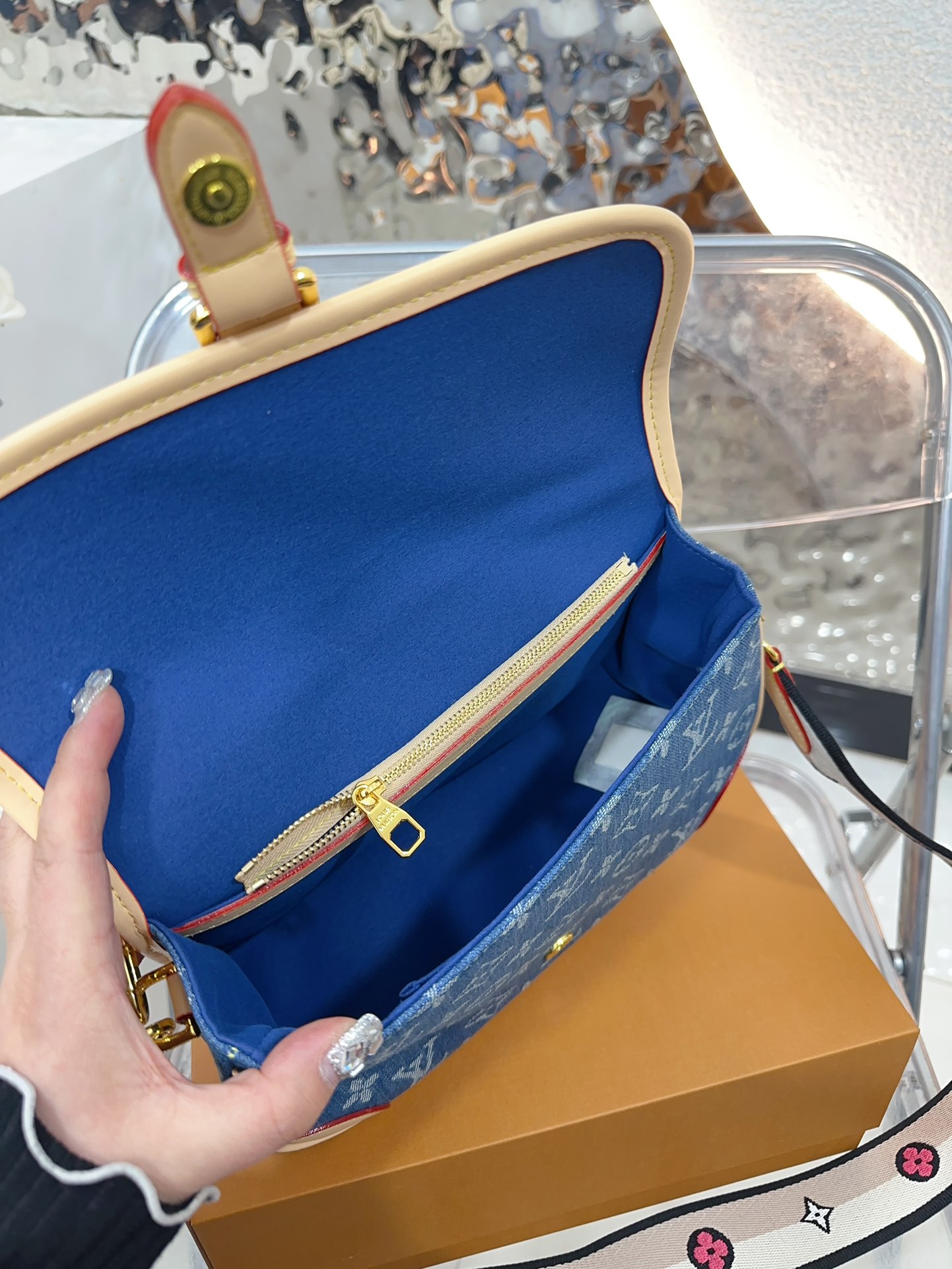 Louis Diane denim bag size :  25 15cm