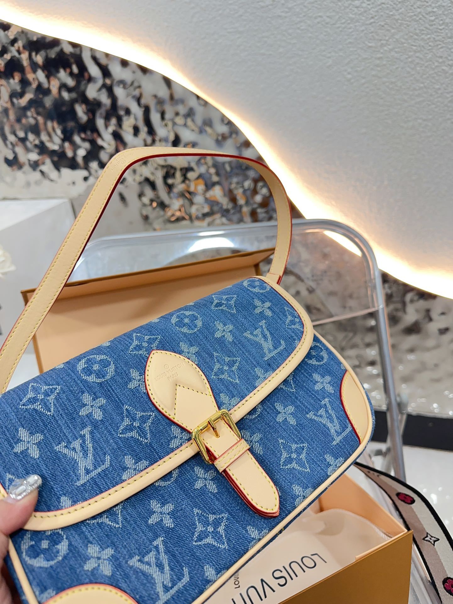 Louis Diane denim bag size :  25 15cm