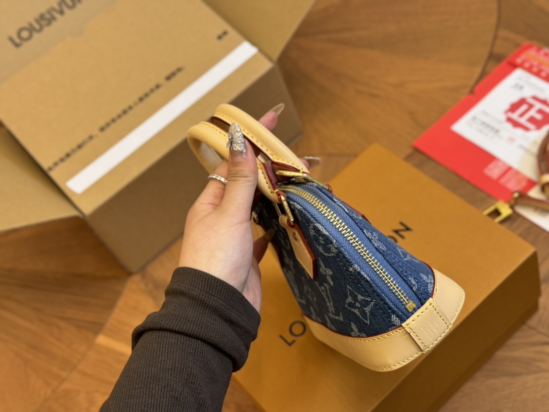 Louis Alma bb denim bag size :  20*14cm