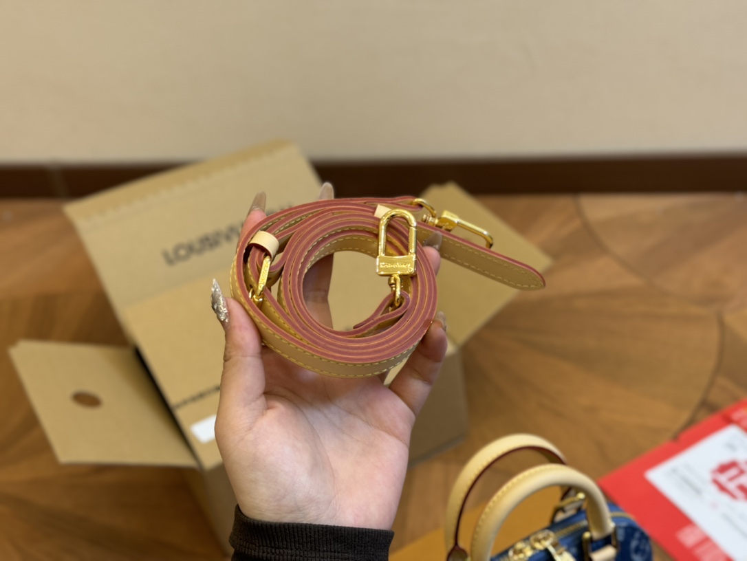 Louis Alma bb denim bag size :  20*14cm