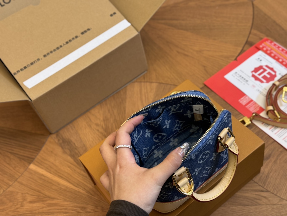 Louis Alma bb denim bag size :  20*14cm