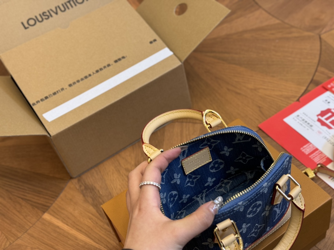 Louis Alma bb denim bag size :  20*14cm