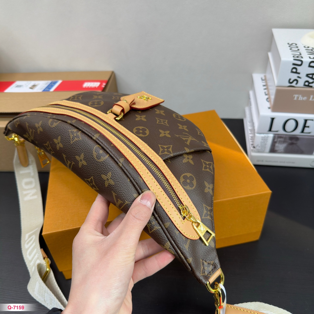 Louis BUMbag men and women new arrival bag size: 33* 16cm