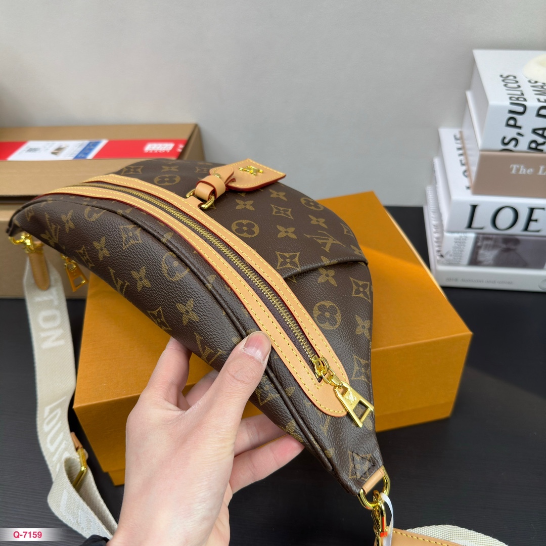 Louis BUMbag men and women new arrival bag size: 33* 16cm