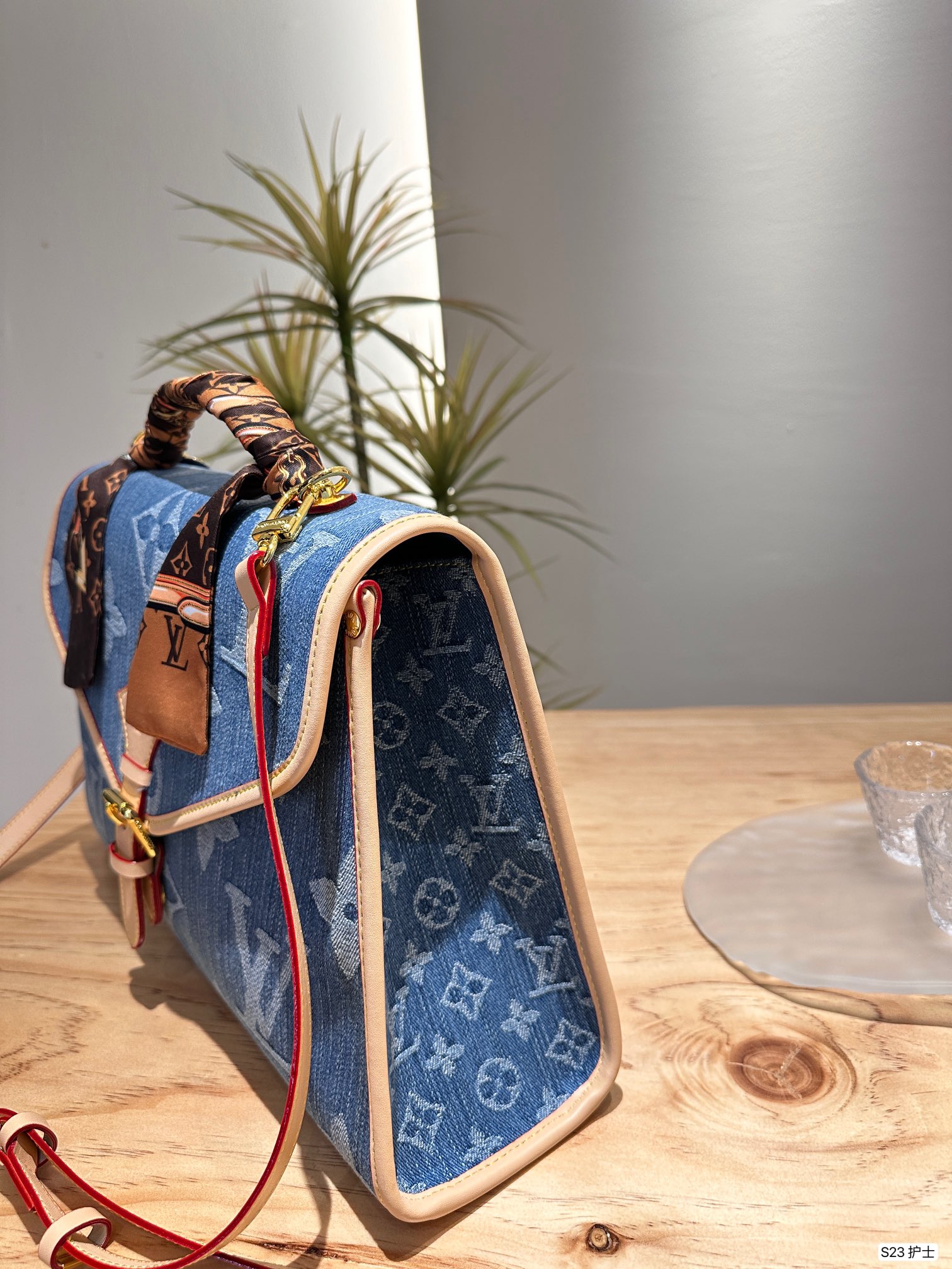 Louis new arrival denim bag size: 38 * 23 cm