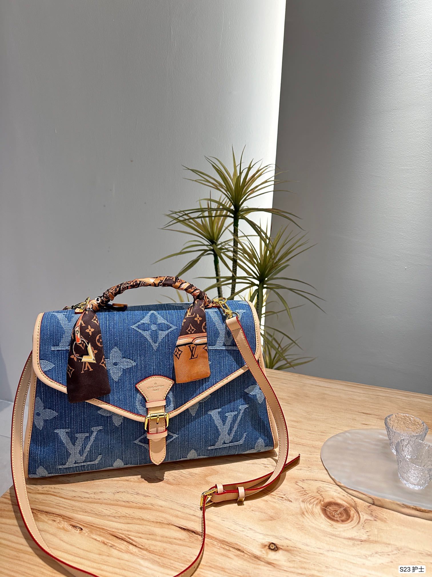 Louis new arrival denim bag size: 38 * 23 cm