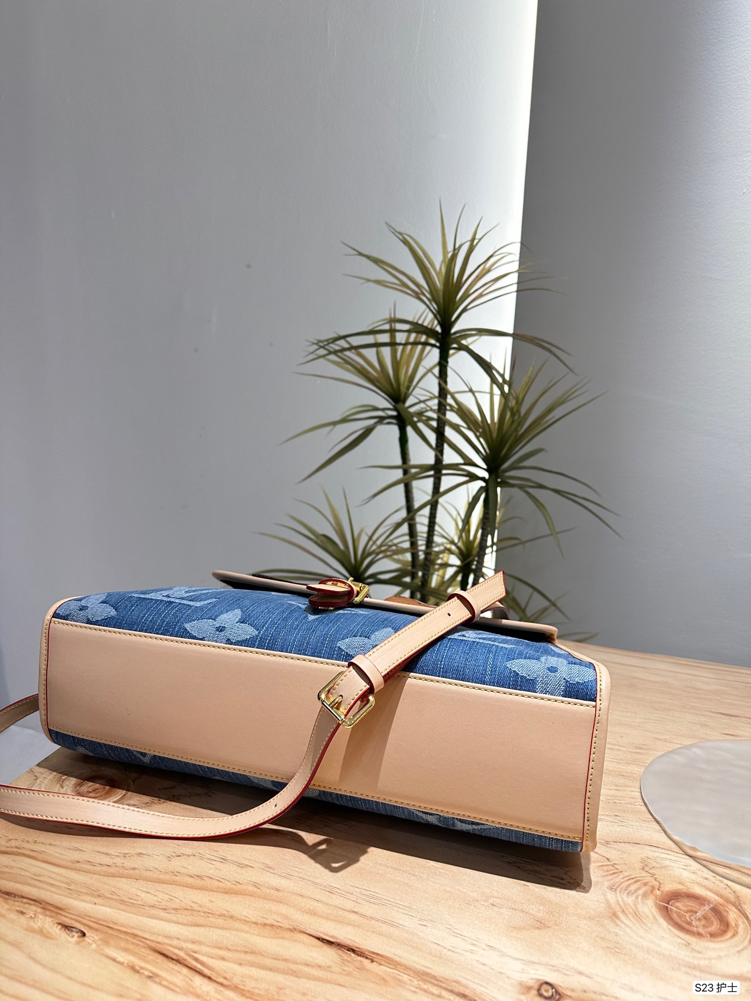 Louis new arrival denim bag size: 38 * 23 cm