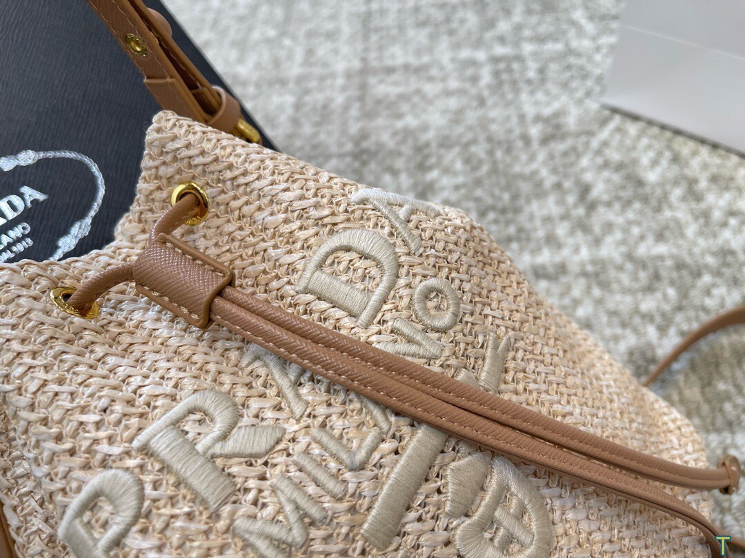 Pra nwe arrival bucket bag size: 18 * 22 cm