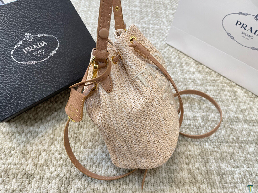 Pra nwe arrival bucket bag size: 18 * 22 cm