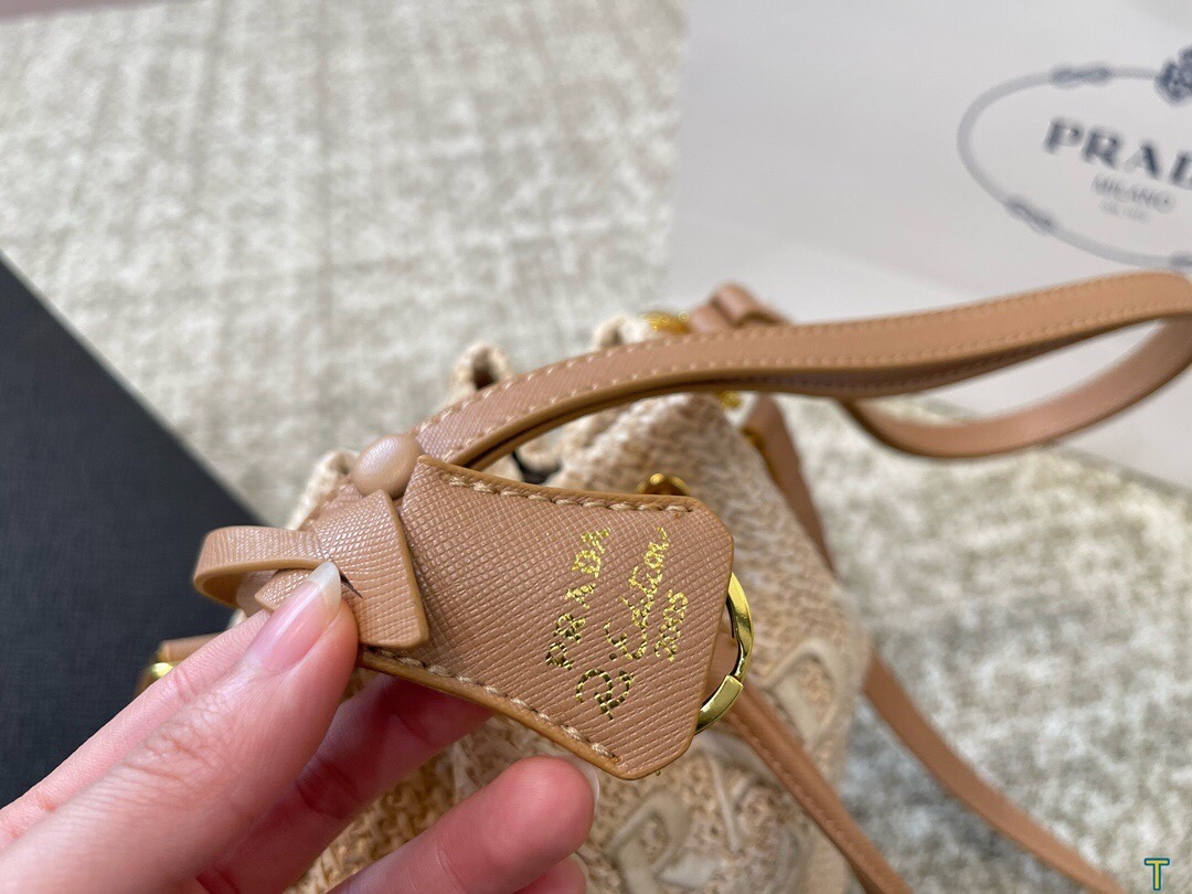 Pra nwe arrival bucket bag size: 18 * 22 cm