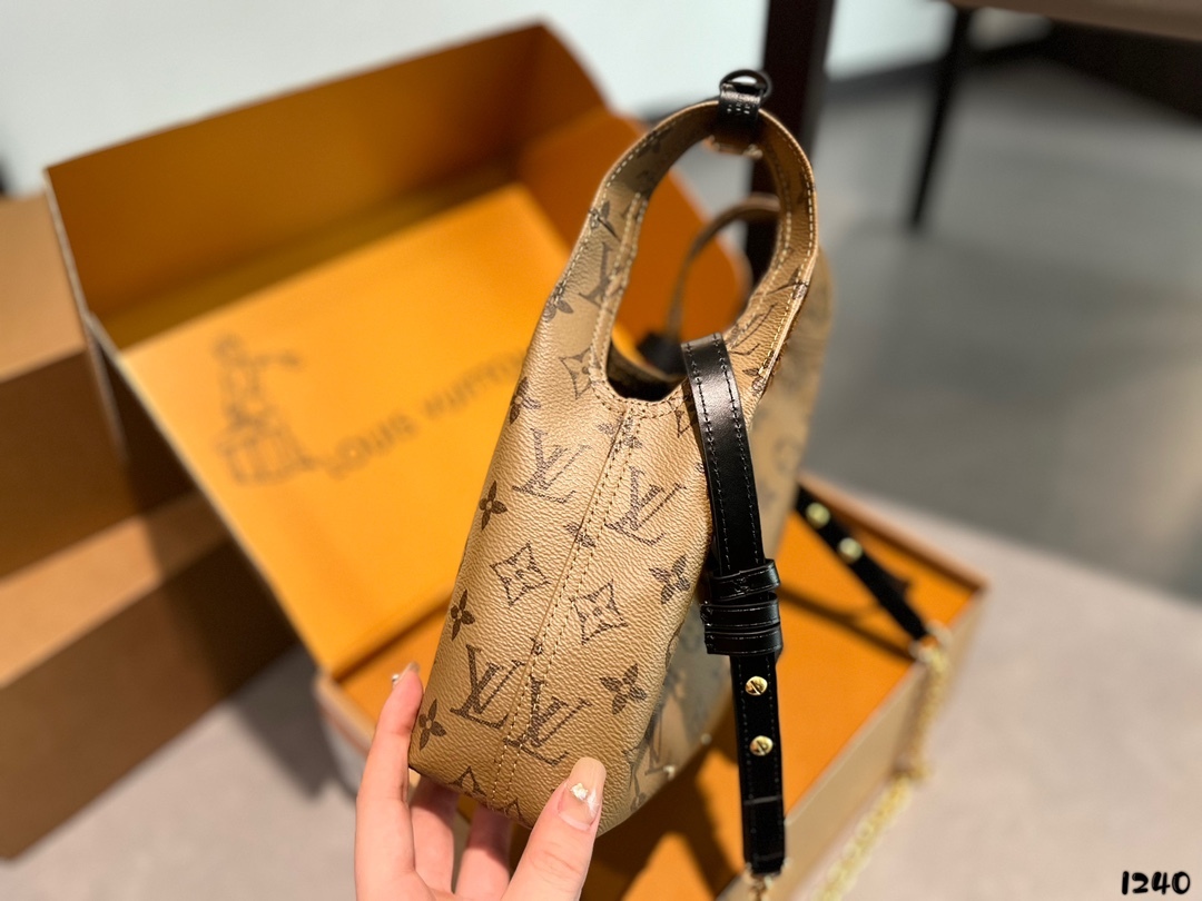 Louis new arrival bag size: 18 * 16cm