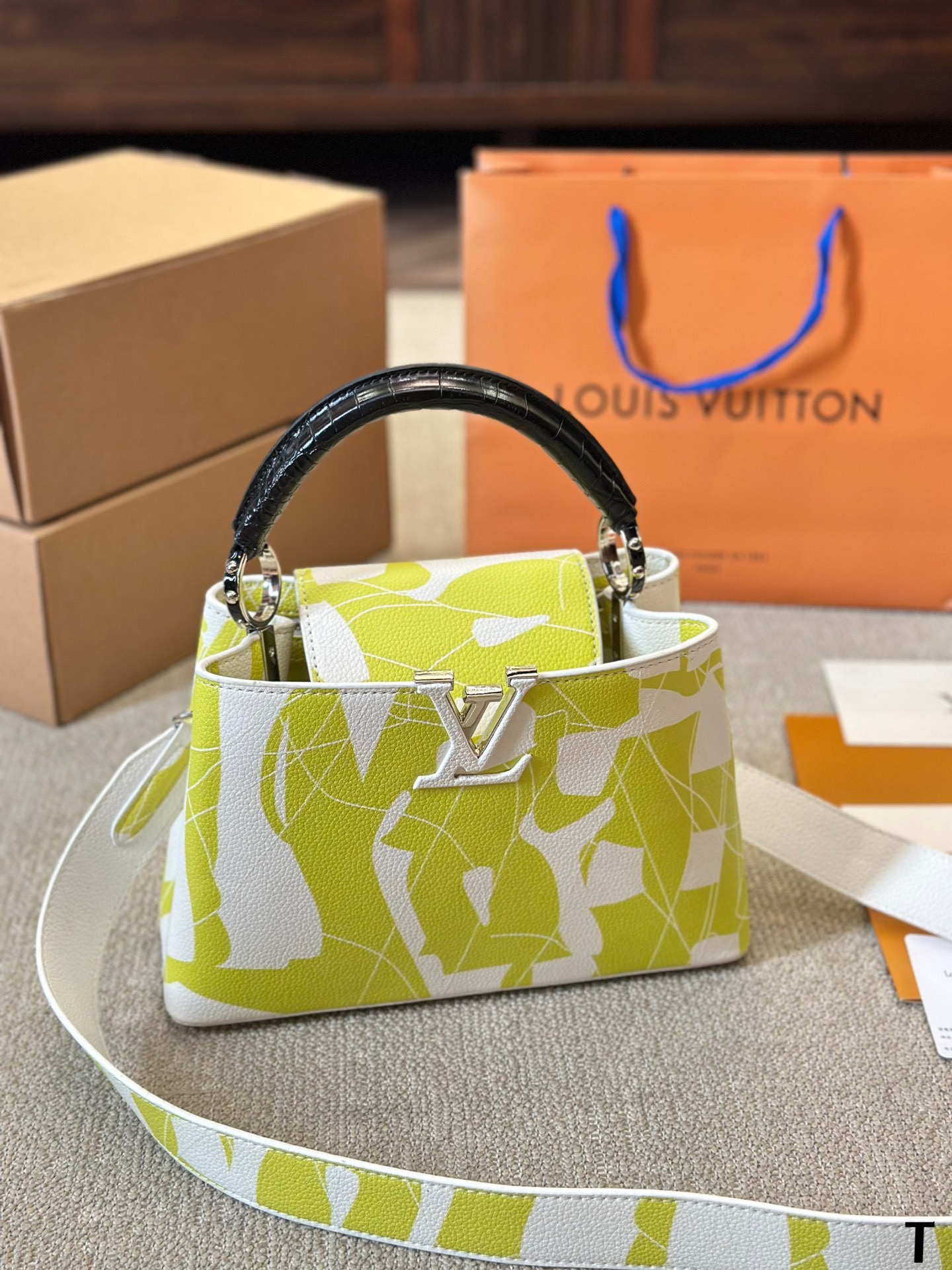 louis-capucines-new-arrival-bag-9233