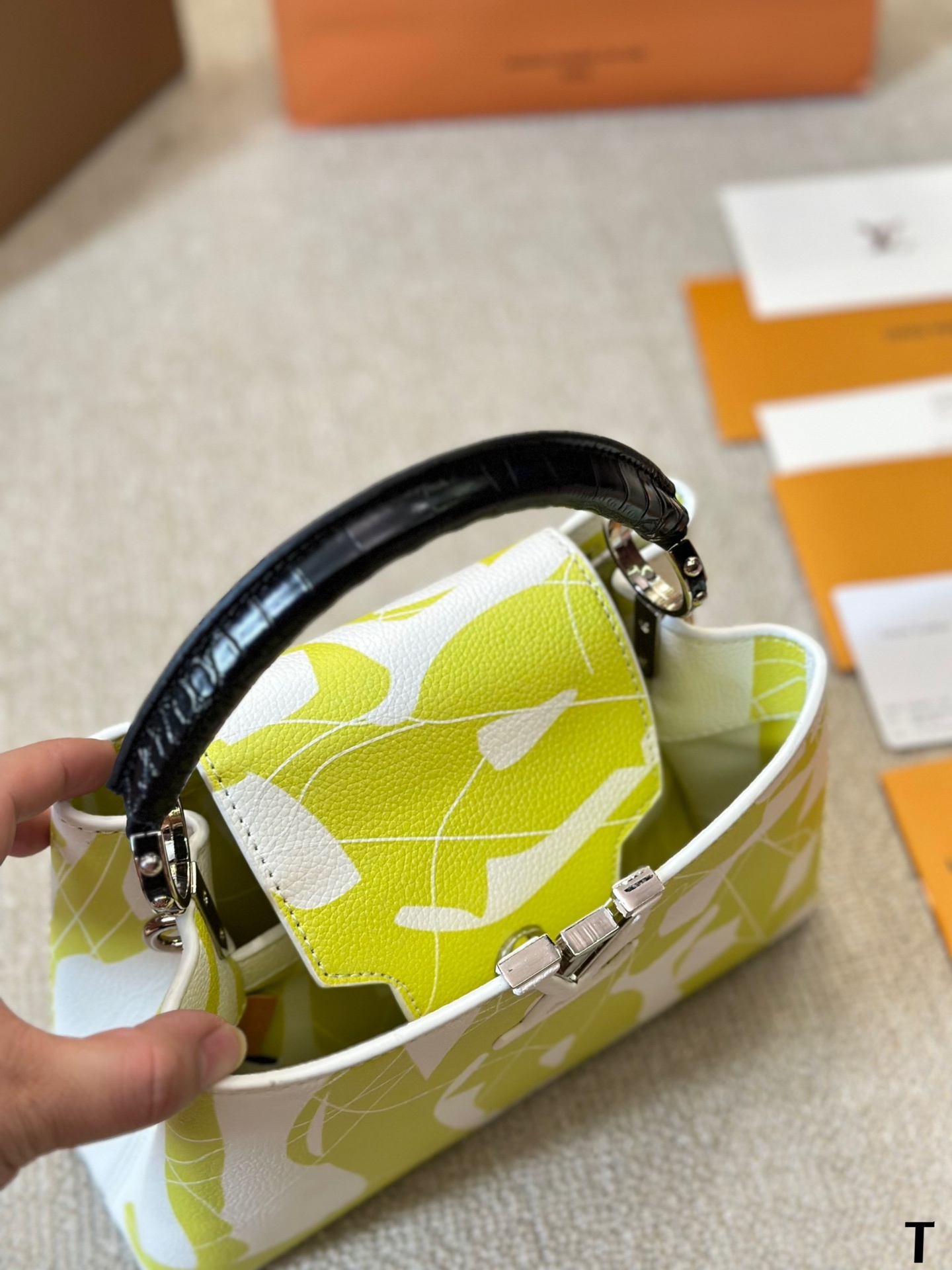 louis-capucines-new-arrival-bag-9233