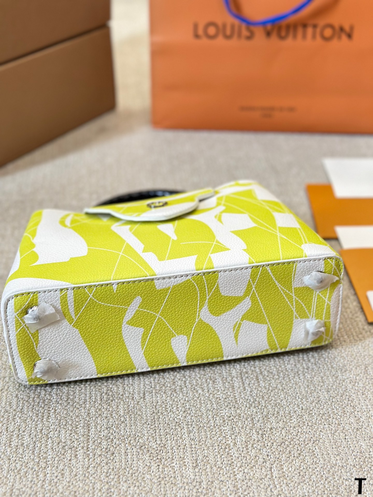 louis-capucines-new-arrival-bag-9233