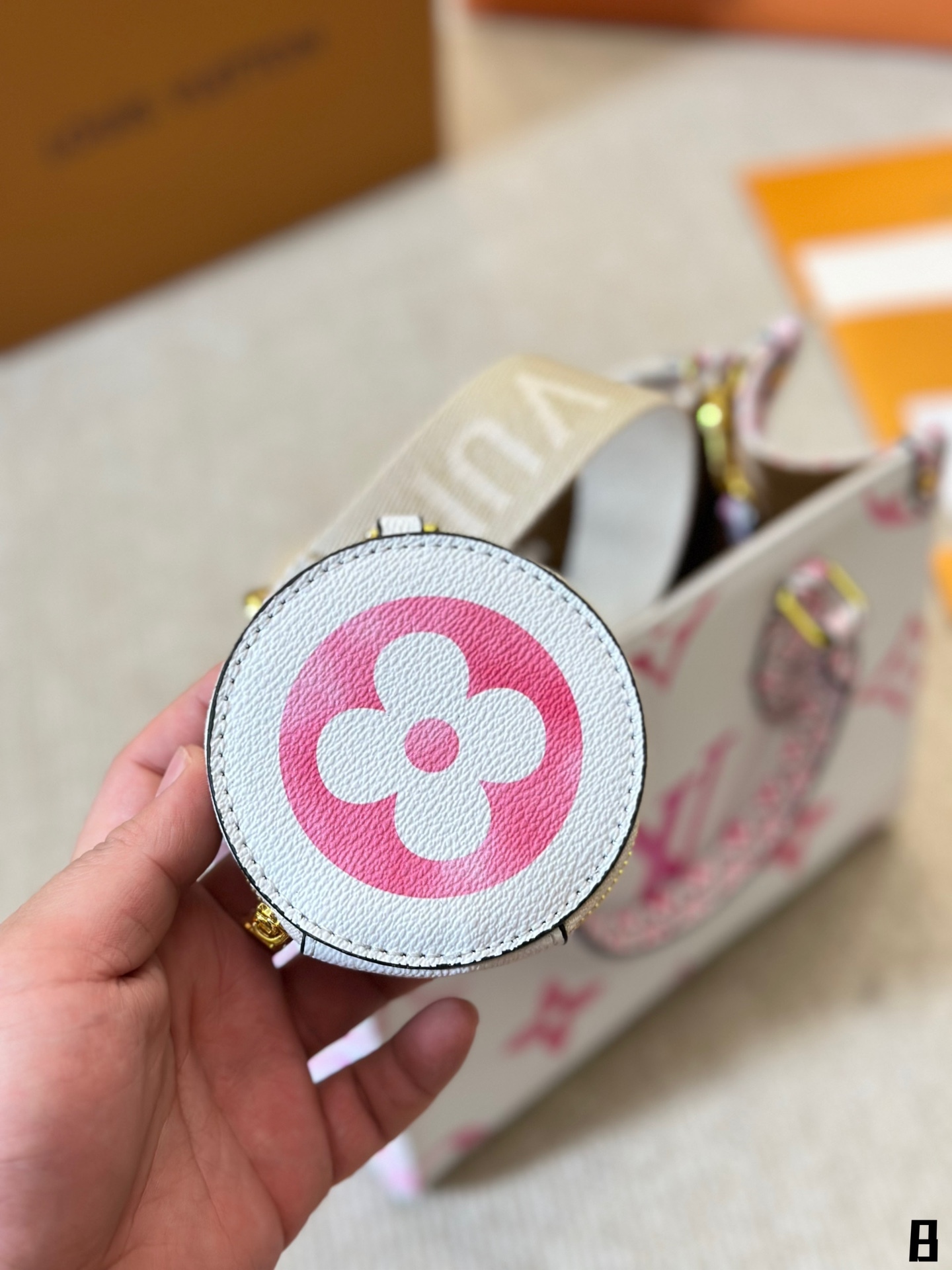 louis-new-arrival-onthego-bag-size-25cm-3947