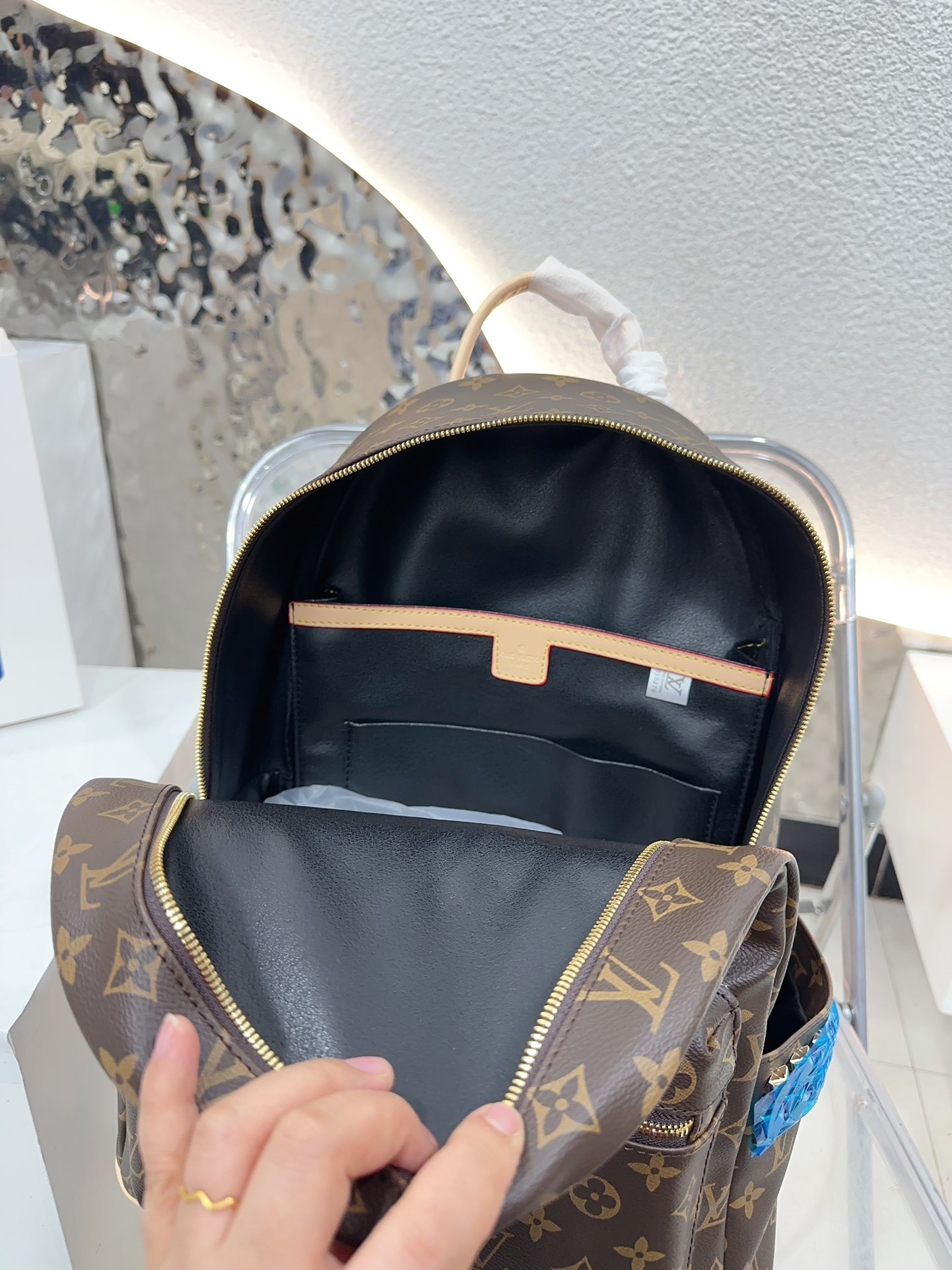 Louis new arrival backpack bag size: 33*41cm