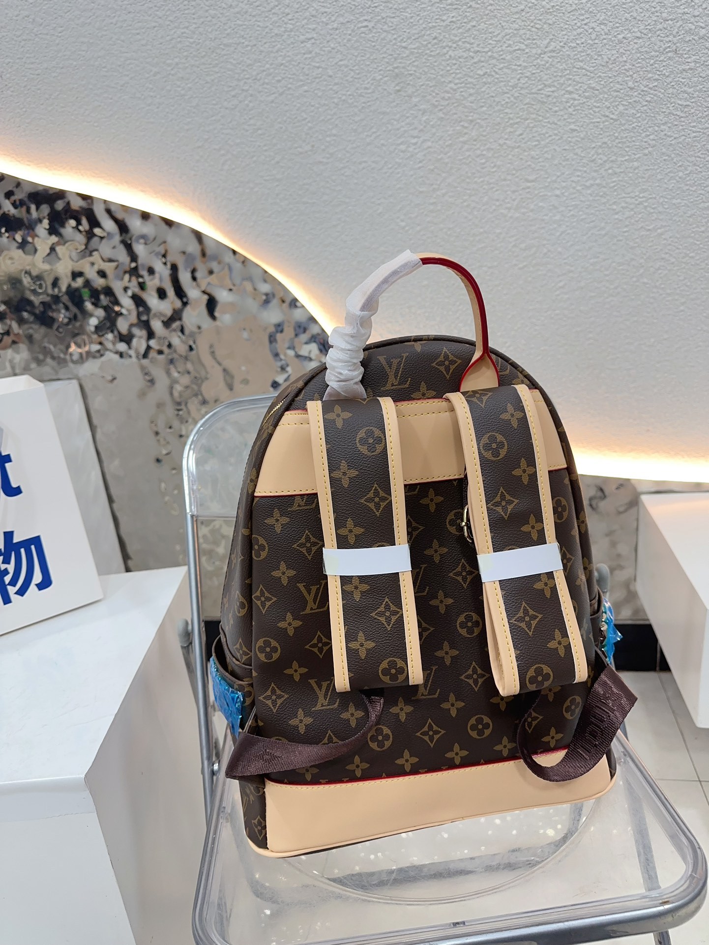 Louis new arrival backpack bag size: 33*41cm
