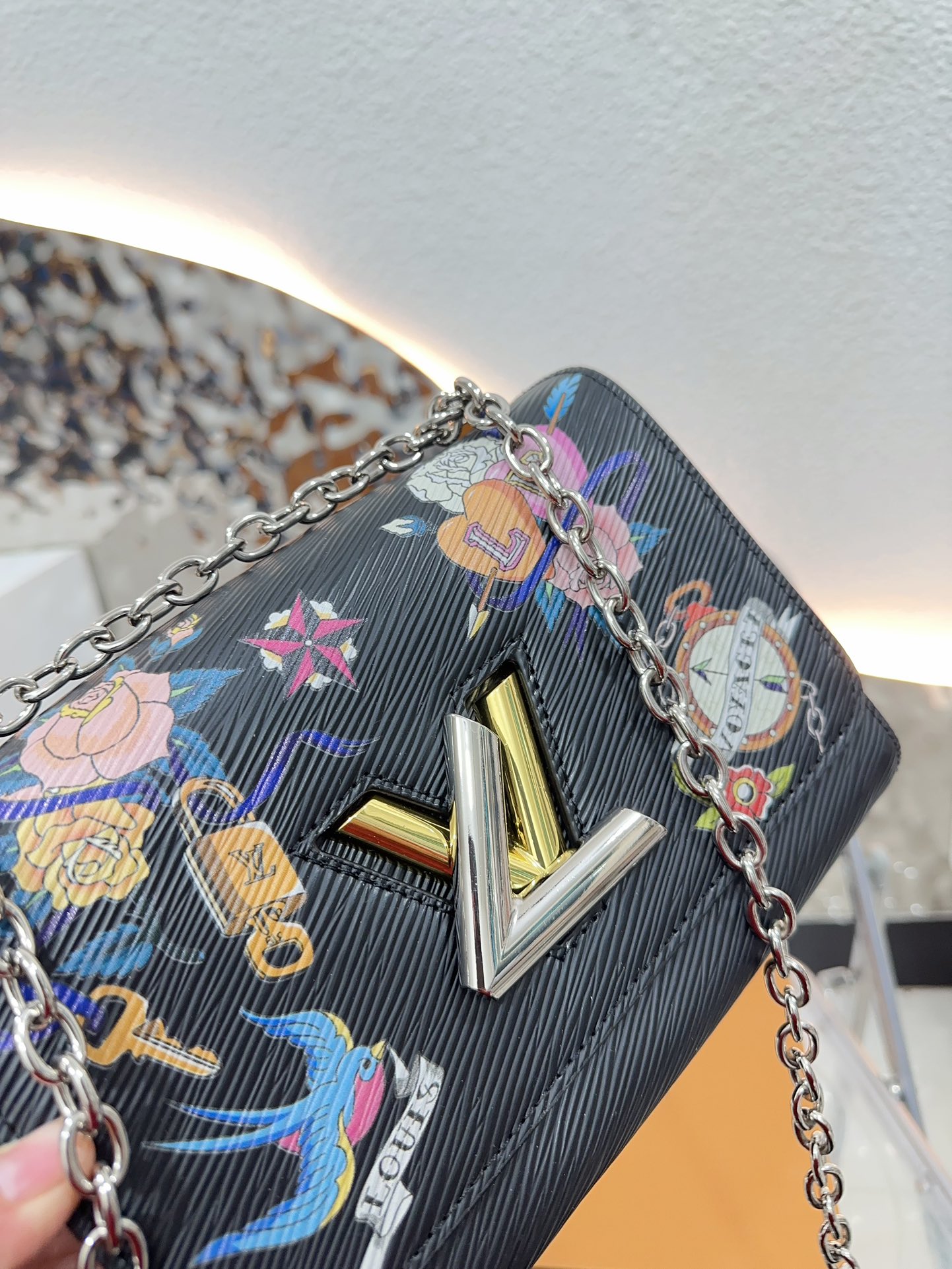 louis-new-arrival-twist-bag-size-23-16-cm-7260