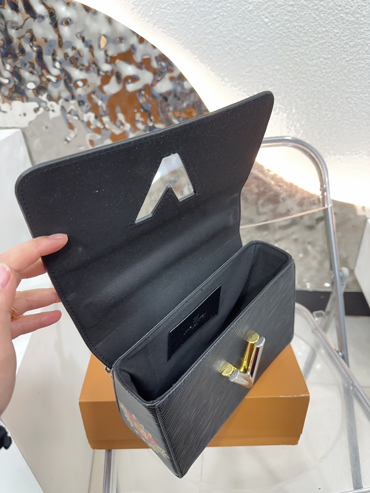 louis-new-arrival-twist-bag-size-23-16-cm-7260