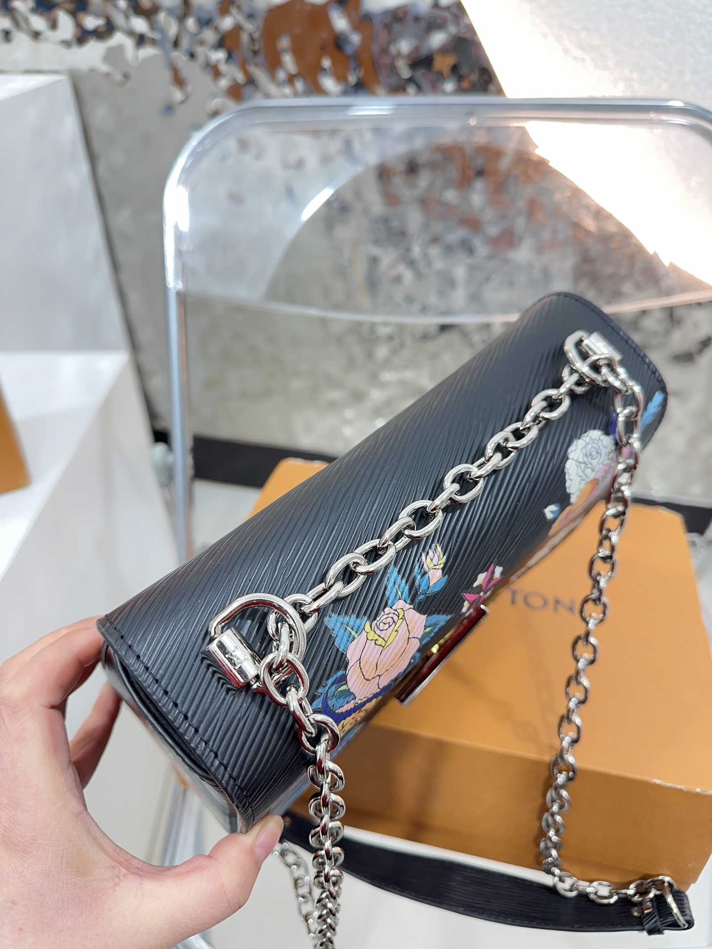 louis-new-arrival-twist-bag-size-23-16-cm-7260