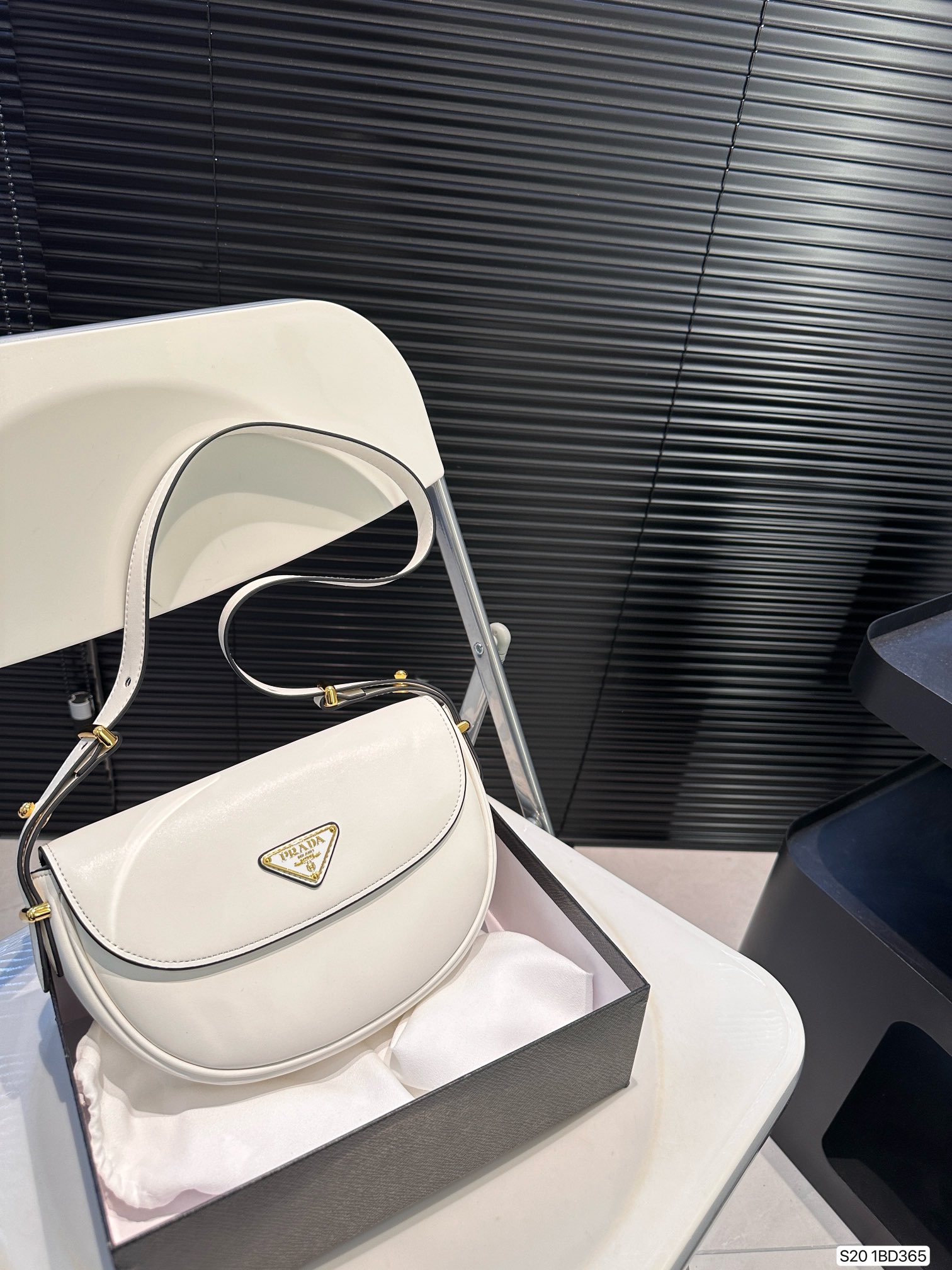 pra-new-arrival-bag-size-24-16-cm-9241