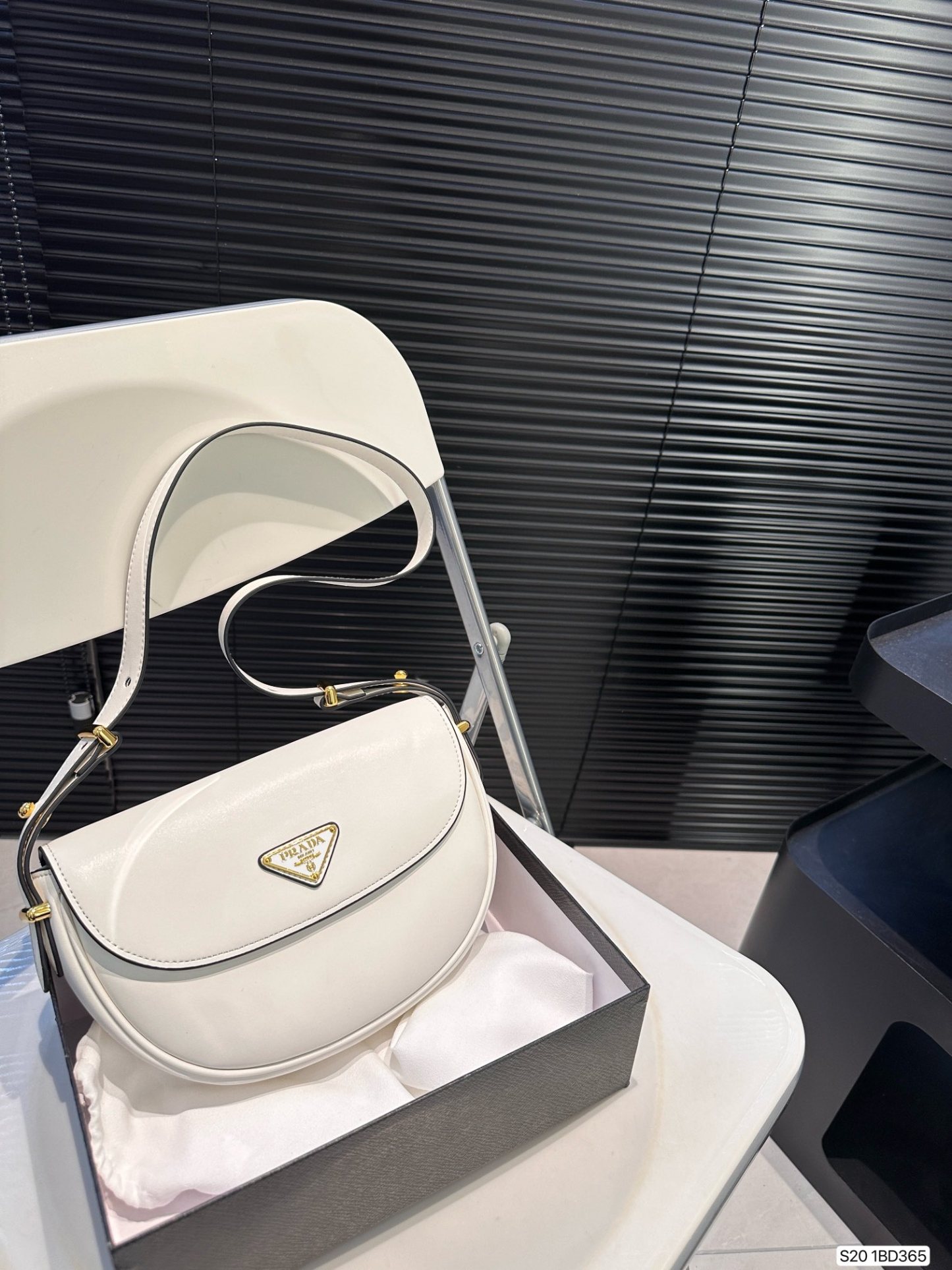 pra-new-arrival-bag-size-24-16-cm-9241