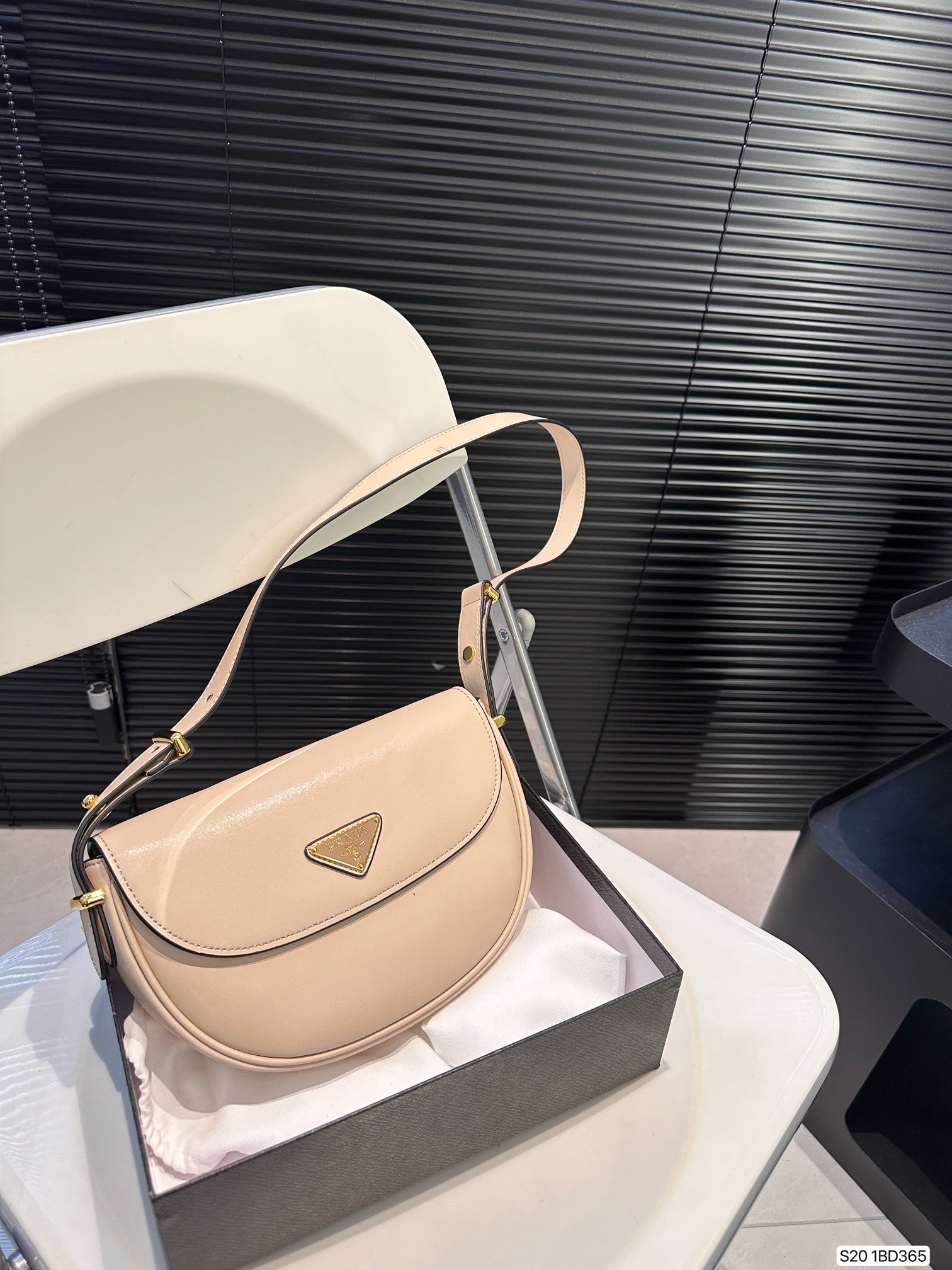 pra-new-arrival-bag-size-24-16-cm-9241