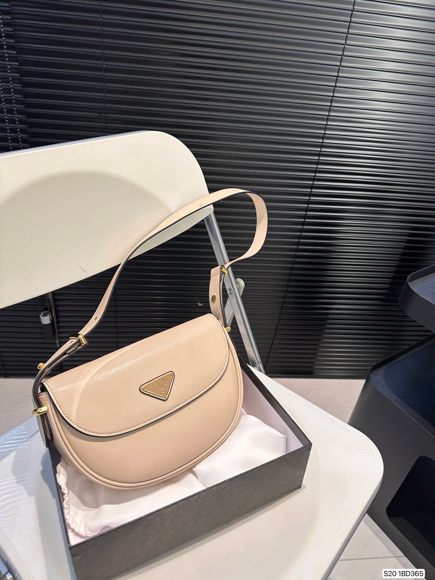 pra-new-arrival-bag-size-24-16-cm-9241