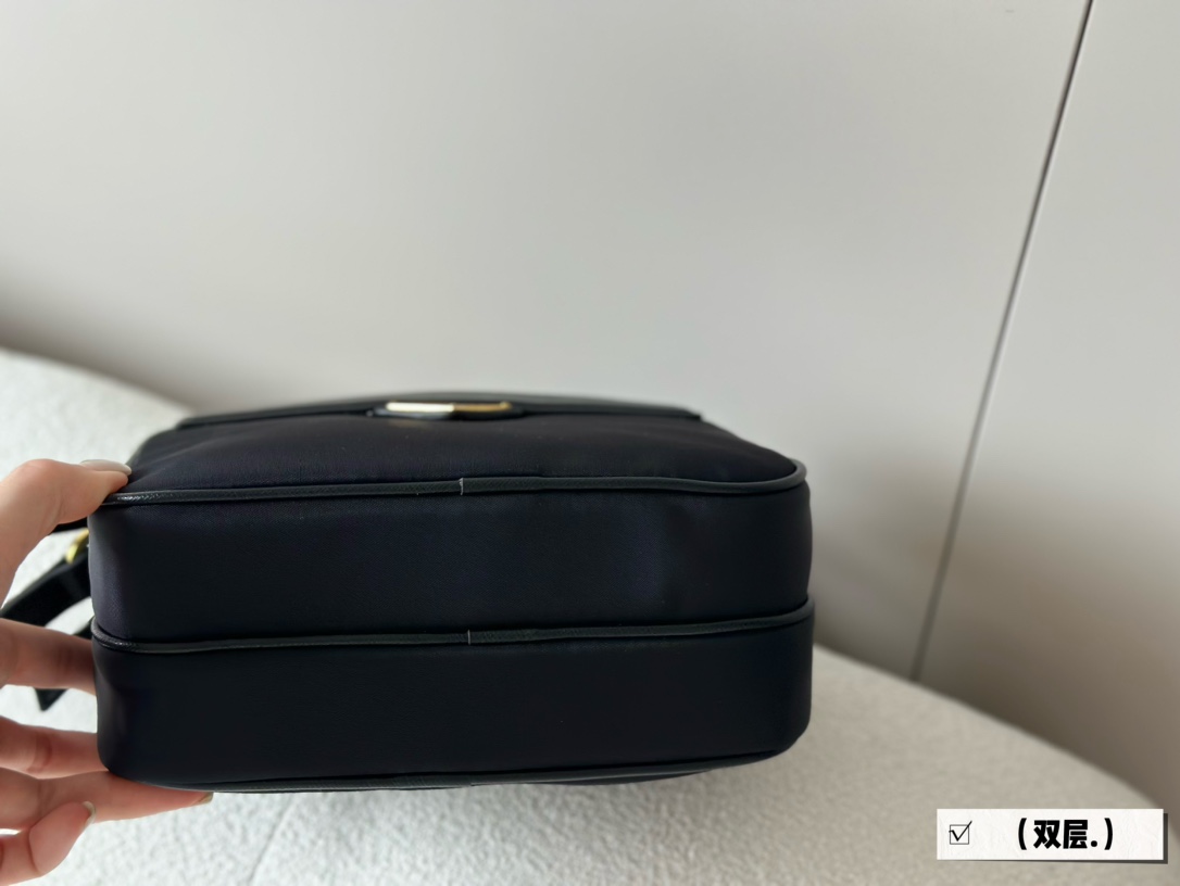 Prada odette new arrival camera bag size: 21 * 16cm