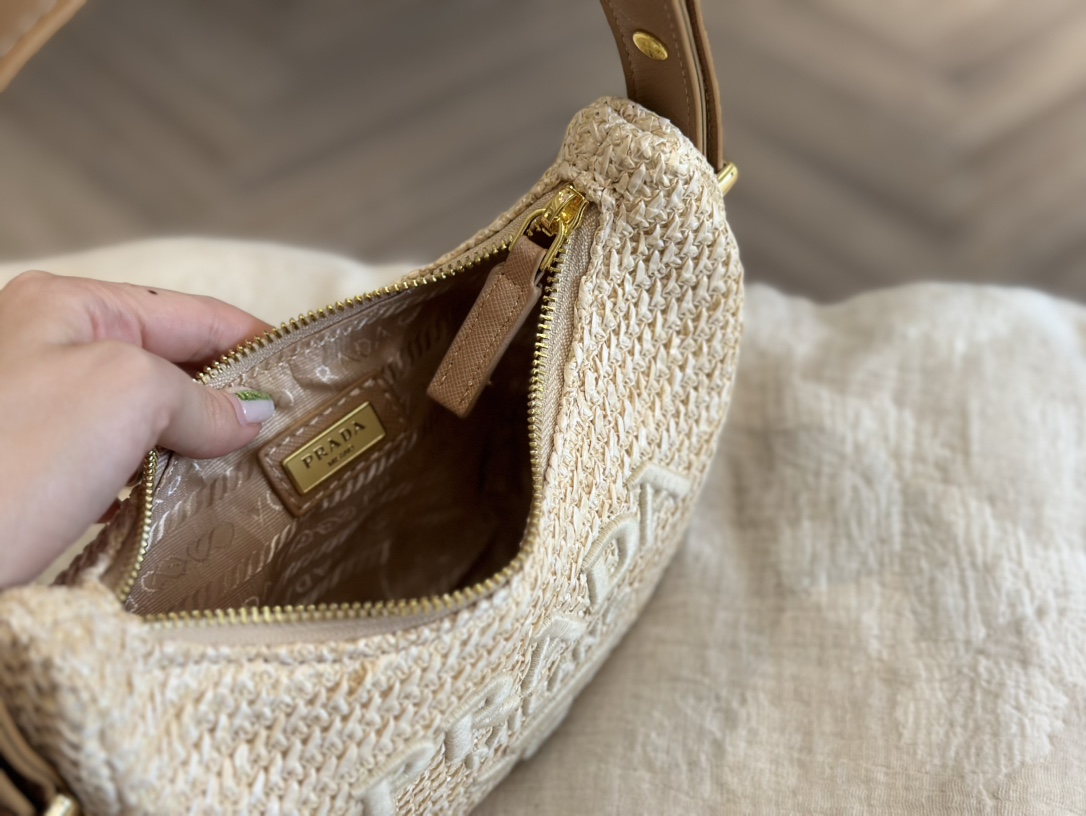 Pra new arrival bag size: 22 * 12cm