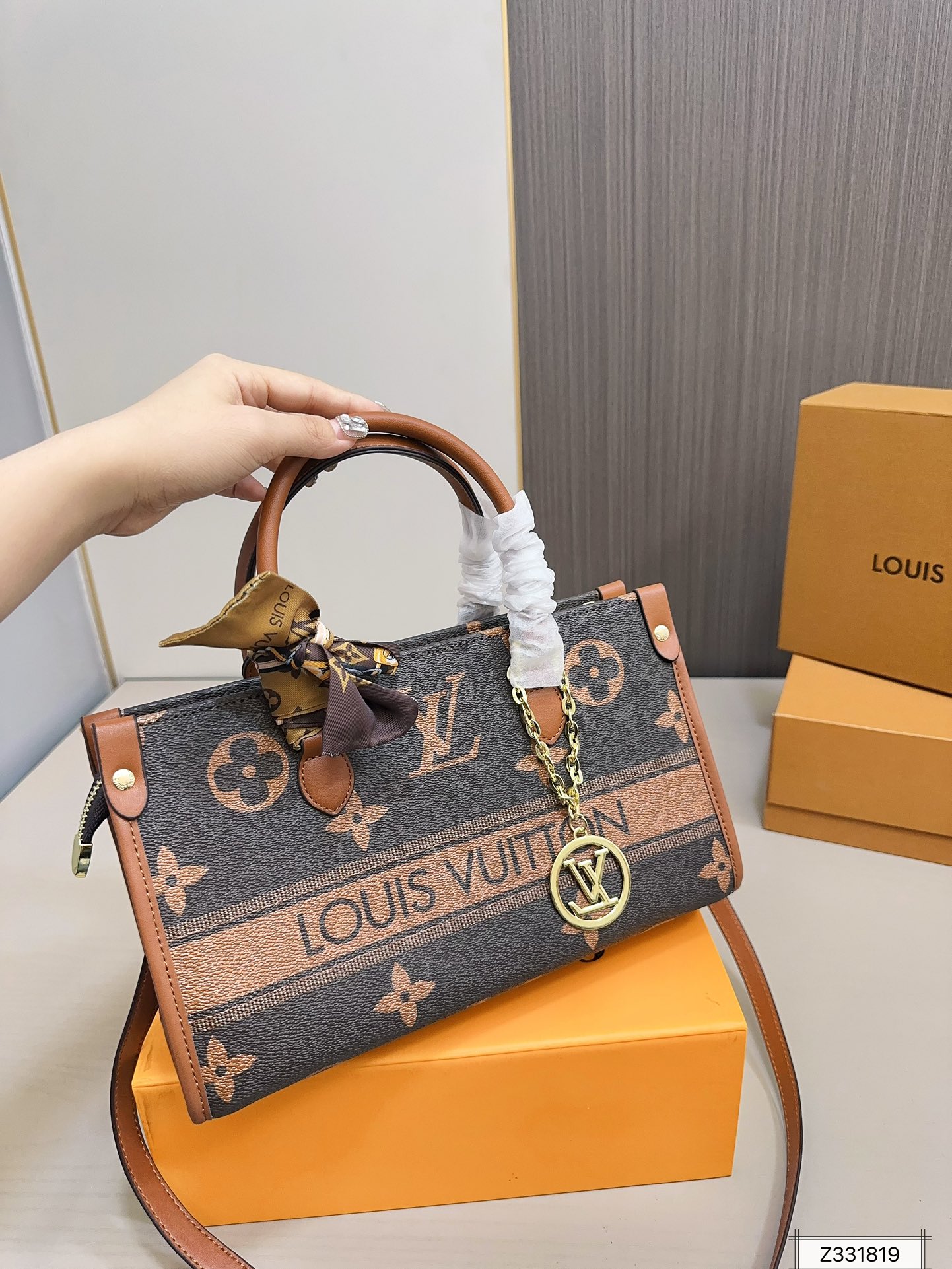 louis-new-arrival-onthego-tote-bag-size-30-19-cm-9597