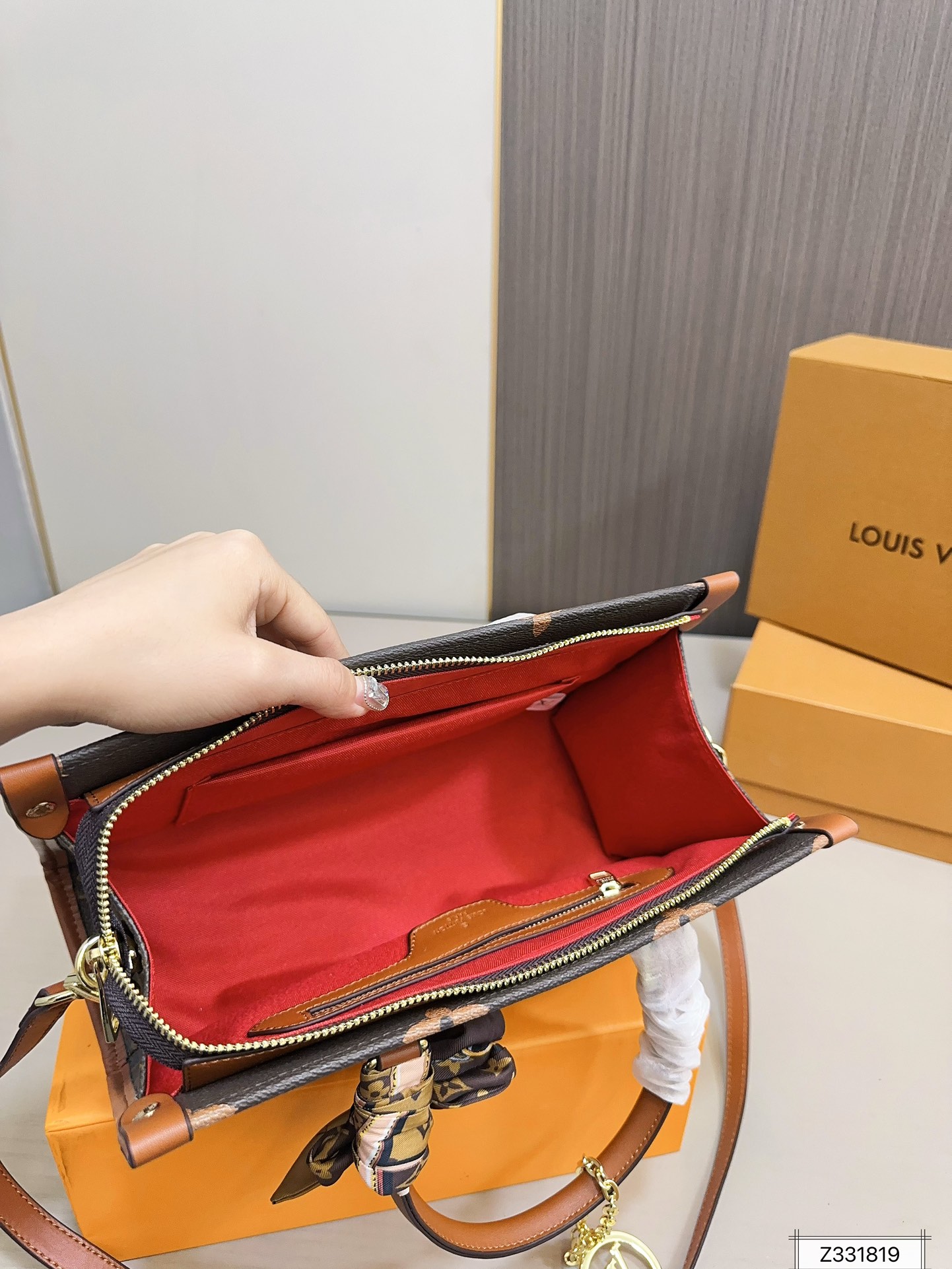 louis-new-arrival-onthego-tote-bag-size-30-19-cm-9597