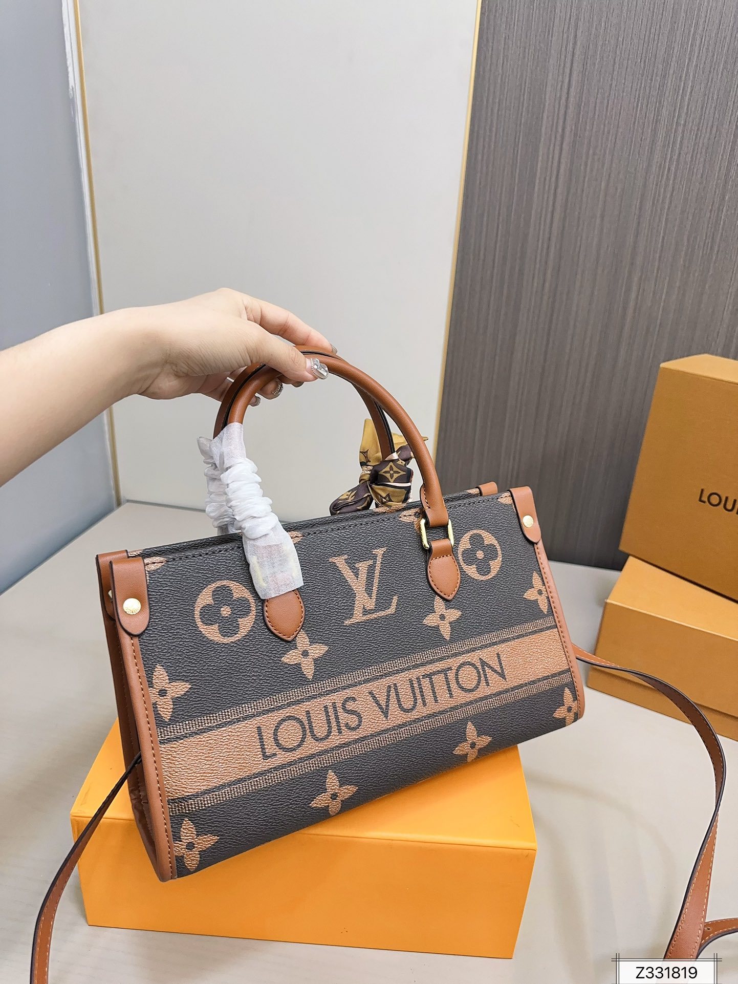 louis-new-arrival-onthego-tote-bag-size-30-19-cm-9597