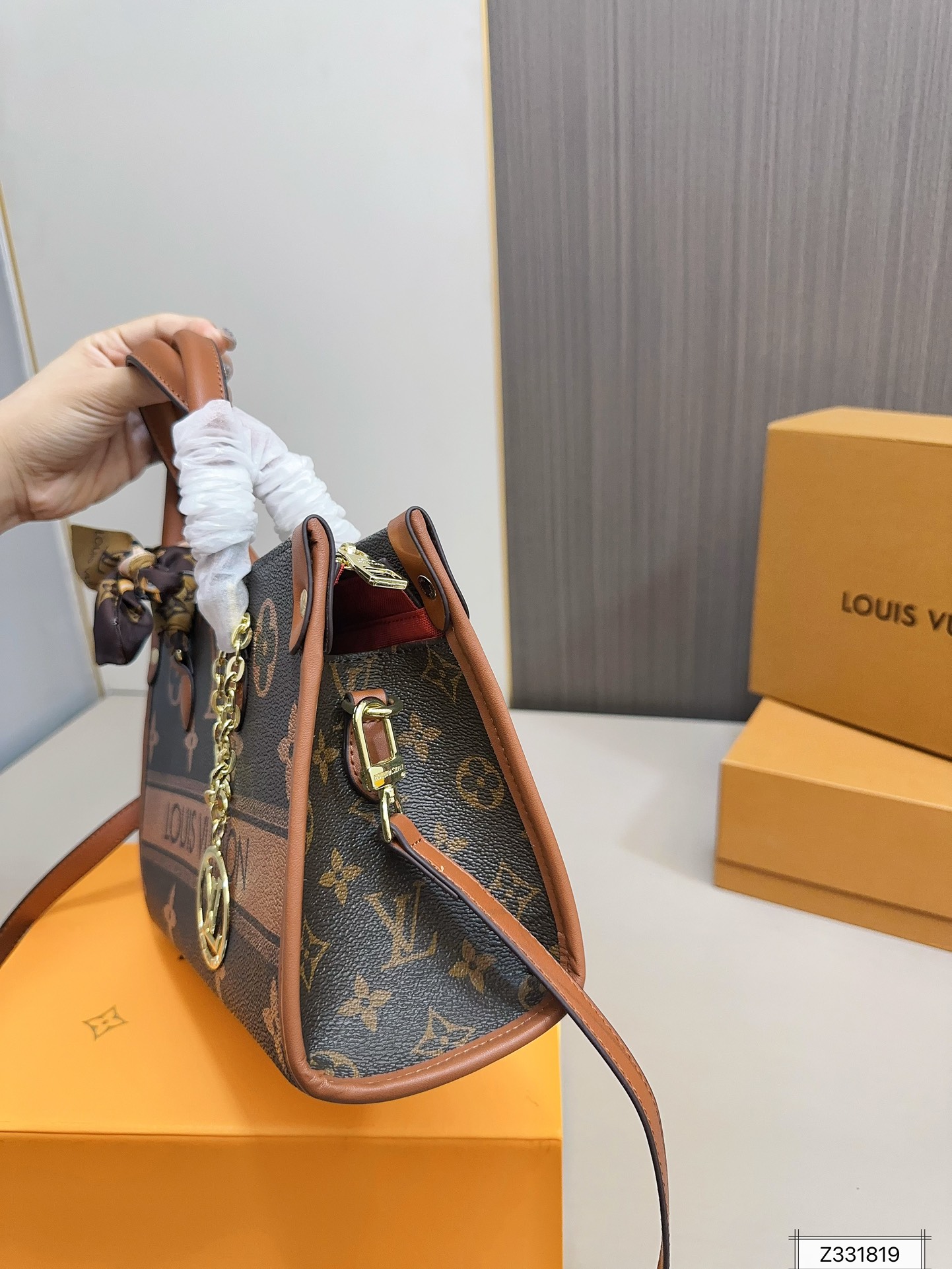 louis-new-arrival-onthego-tote-bag-size-30-19-cm-9597