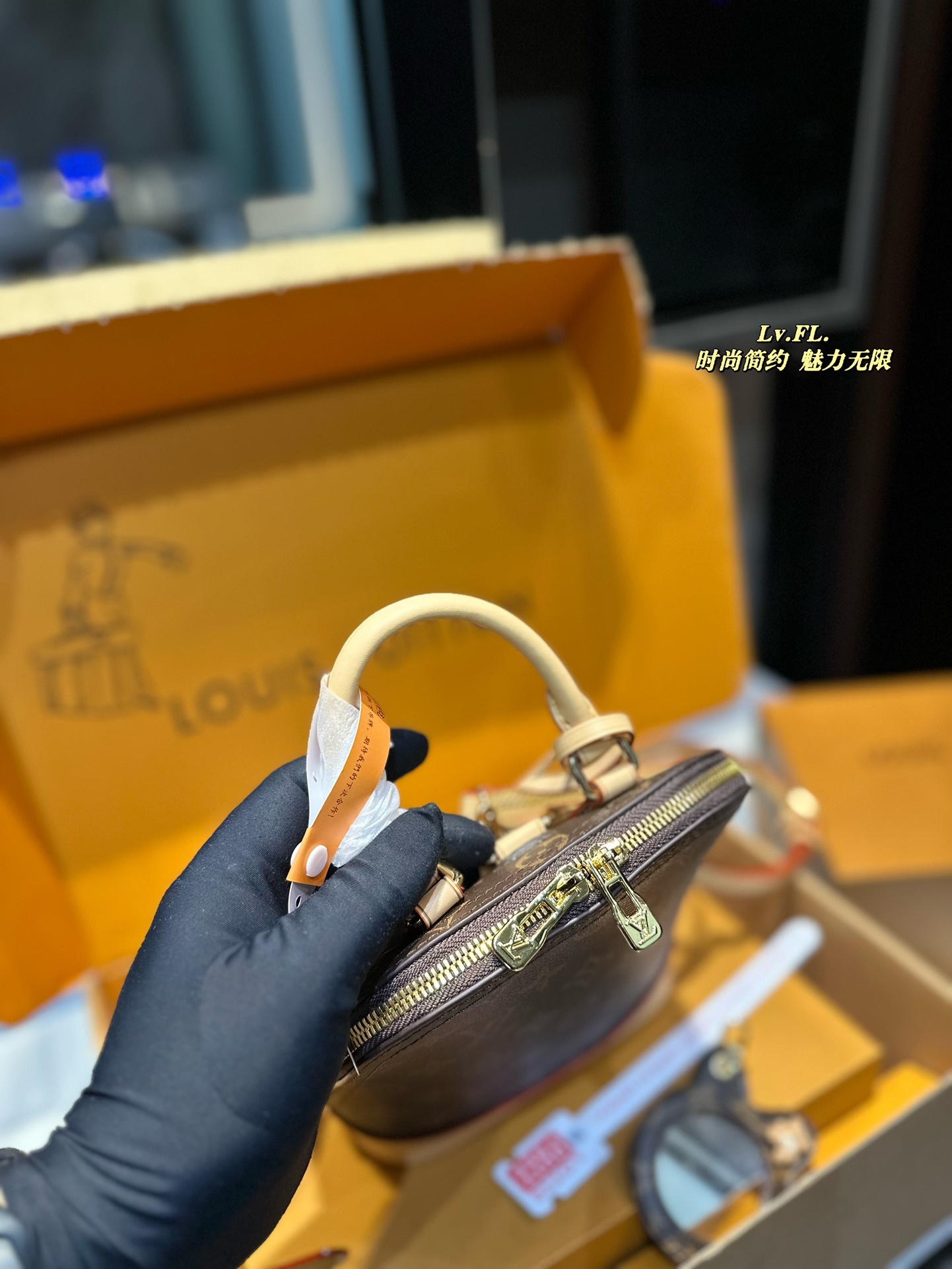 Louis Alma Retiro bag size: 15*20 cm