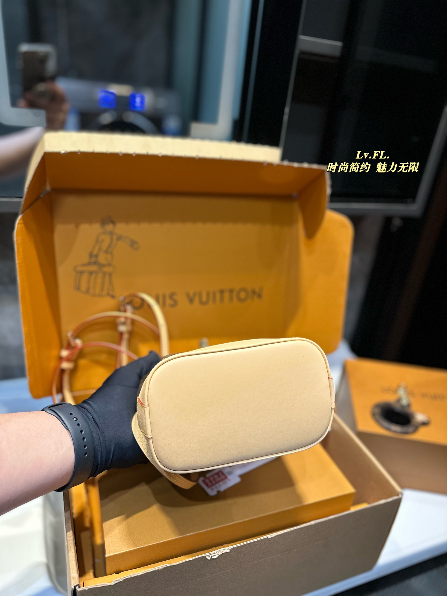 Louis Alma Retiro bag size: 15*20 cm