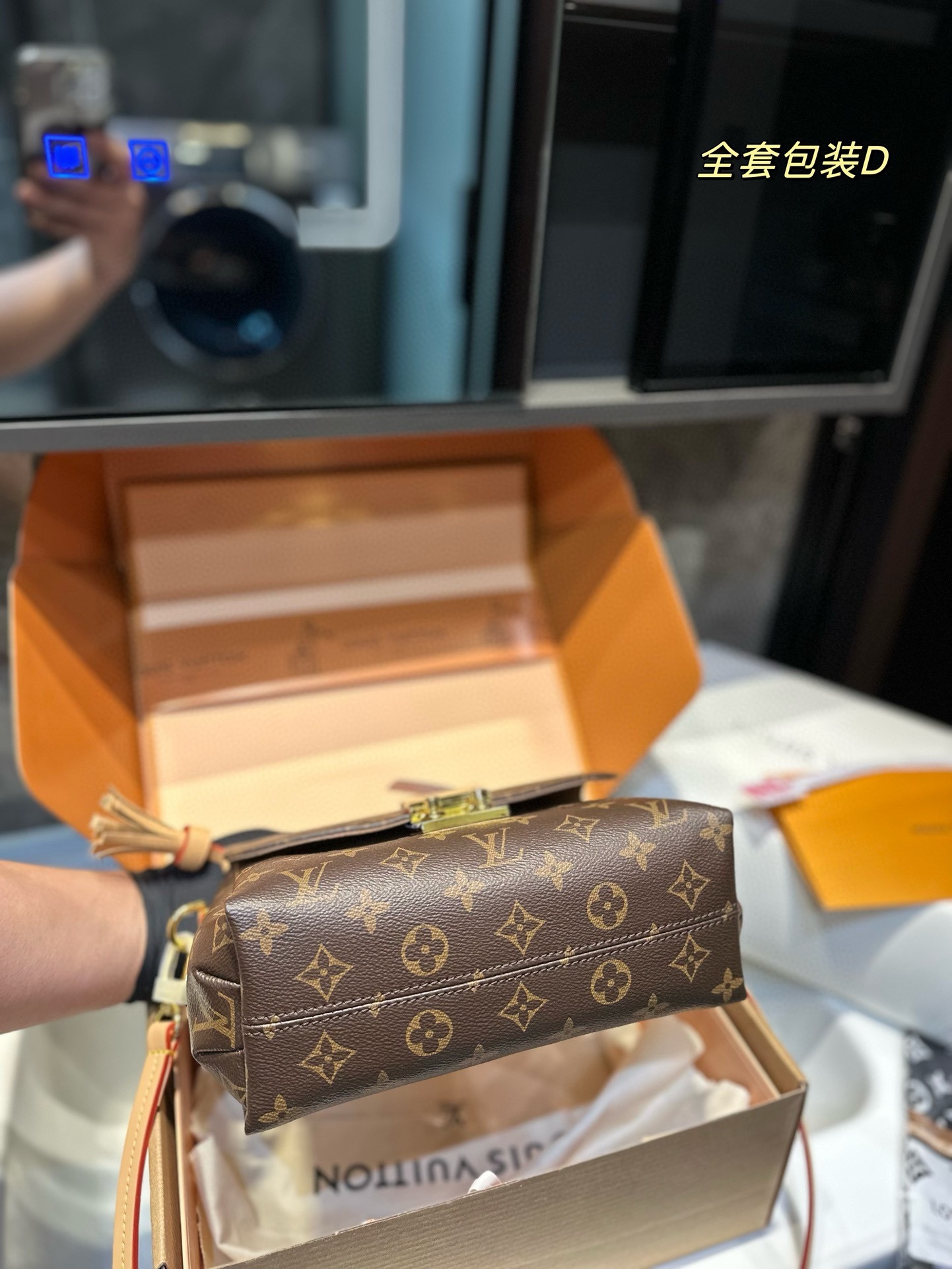 louis-croisette-new-arrival-bag-size-23-16cm-4065