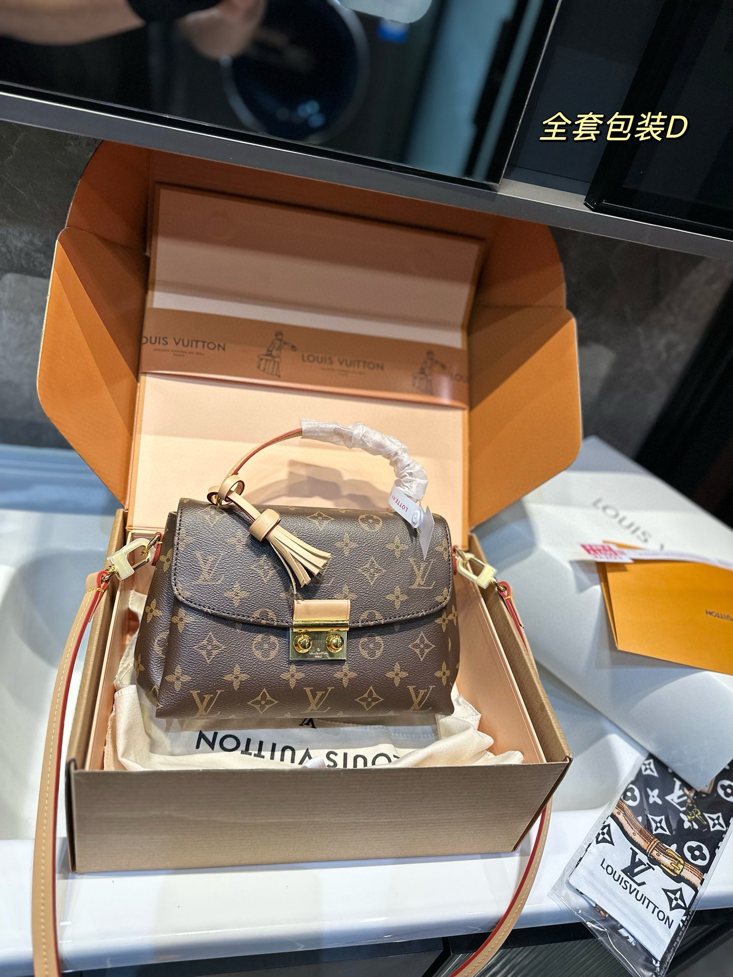 louis-croisette-new-arrival-bag-size-23-16cm-4065