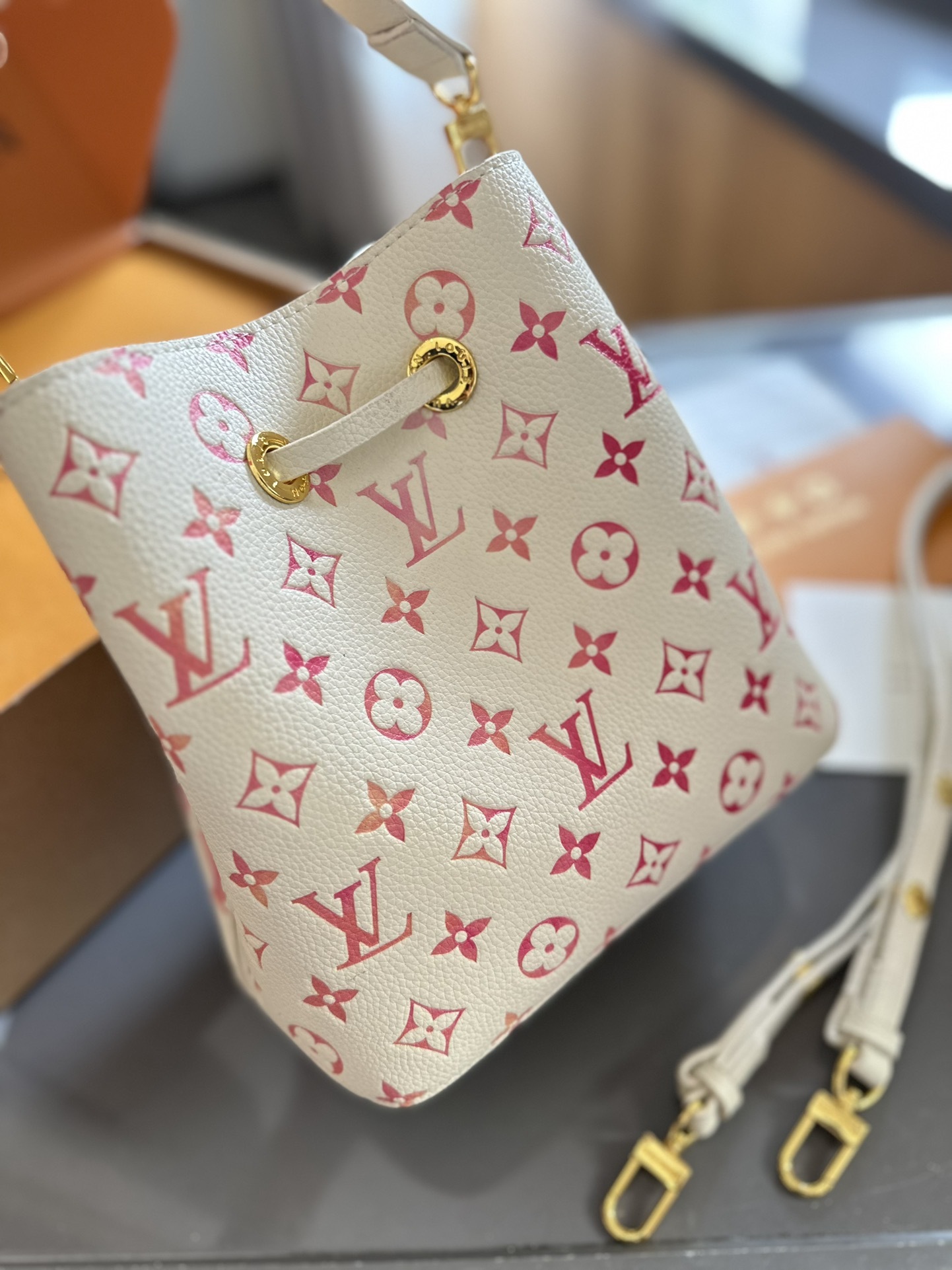 Louis new arrival NEONOE M44022 bag size: 20 cm