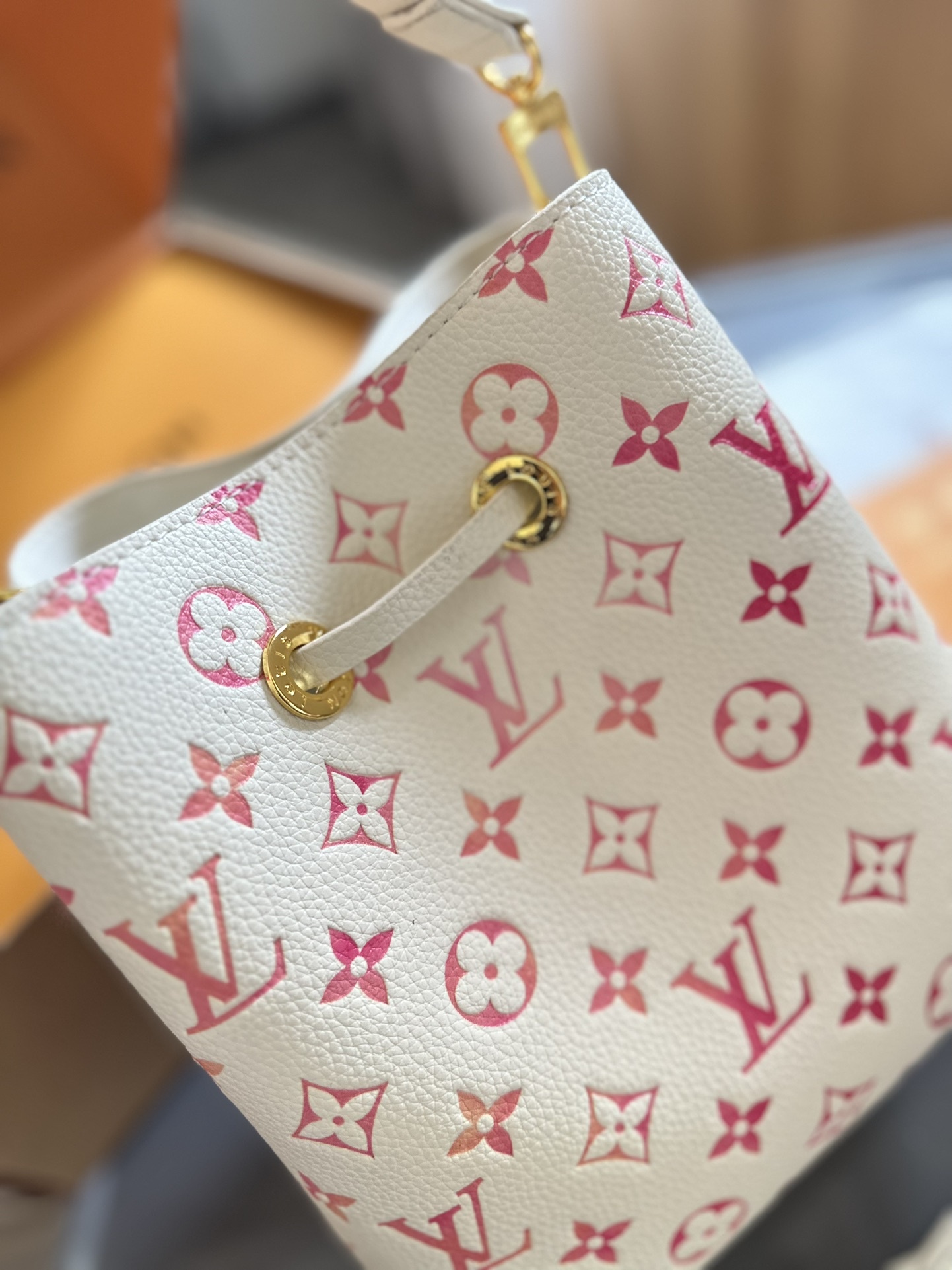 Louis new arrival NEONOE M44022 bag size: 20 cm