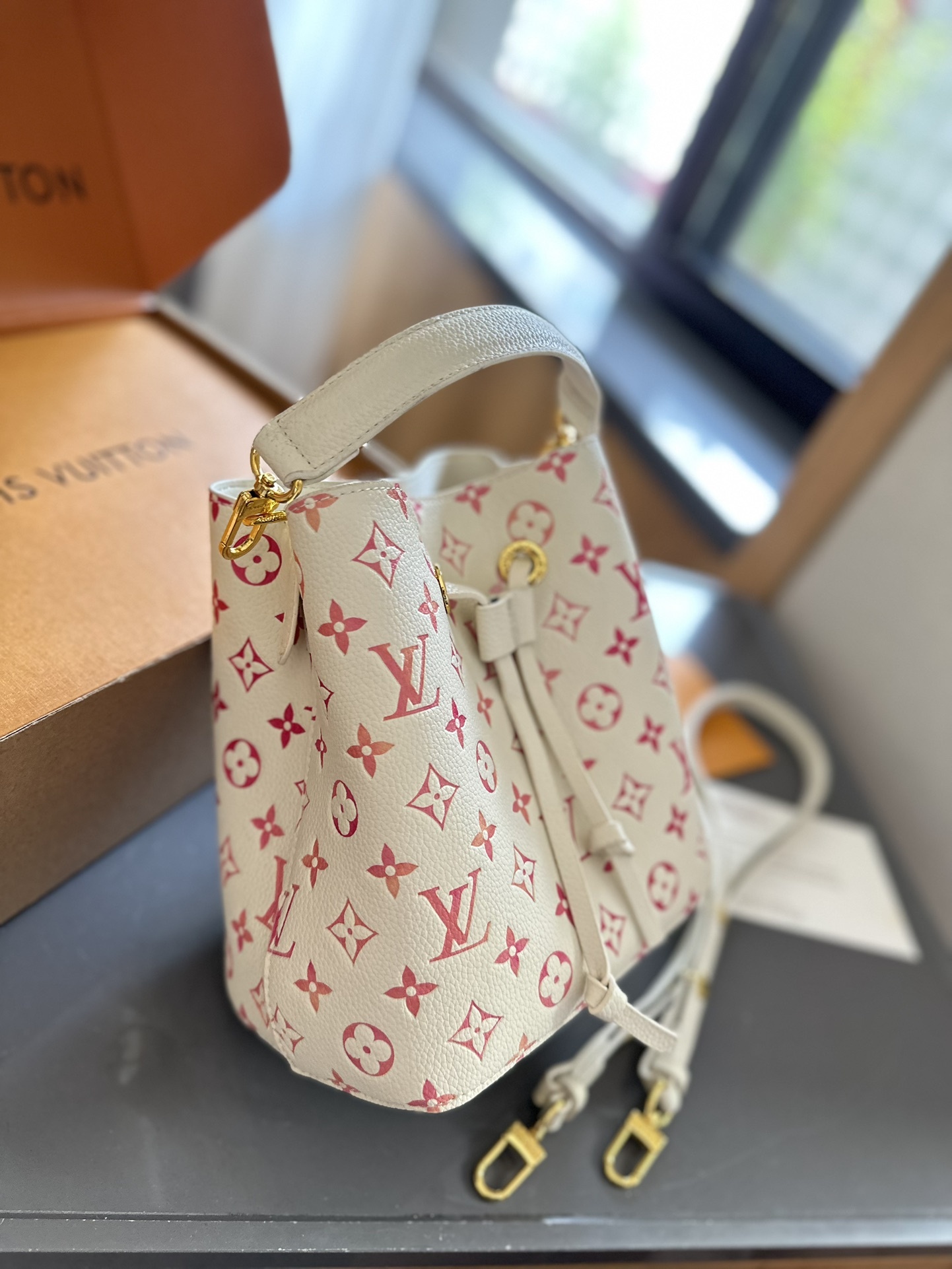 Louis new arrival NEONOE M44022 bag size: 20 cm