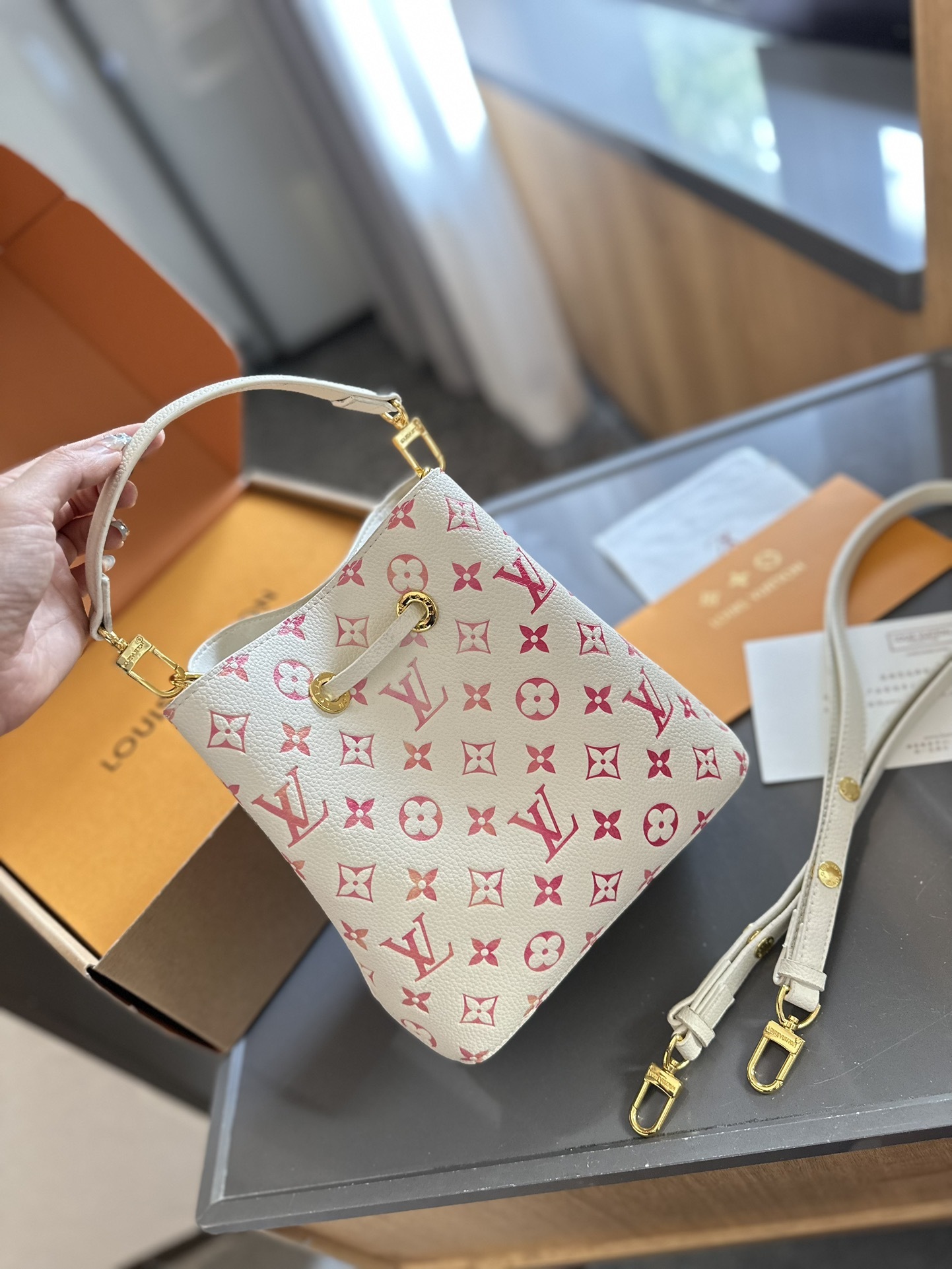 Louis new arrival NEONOE M44022 bag size: 20 cm