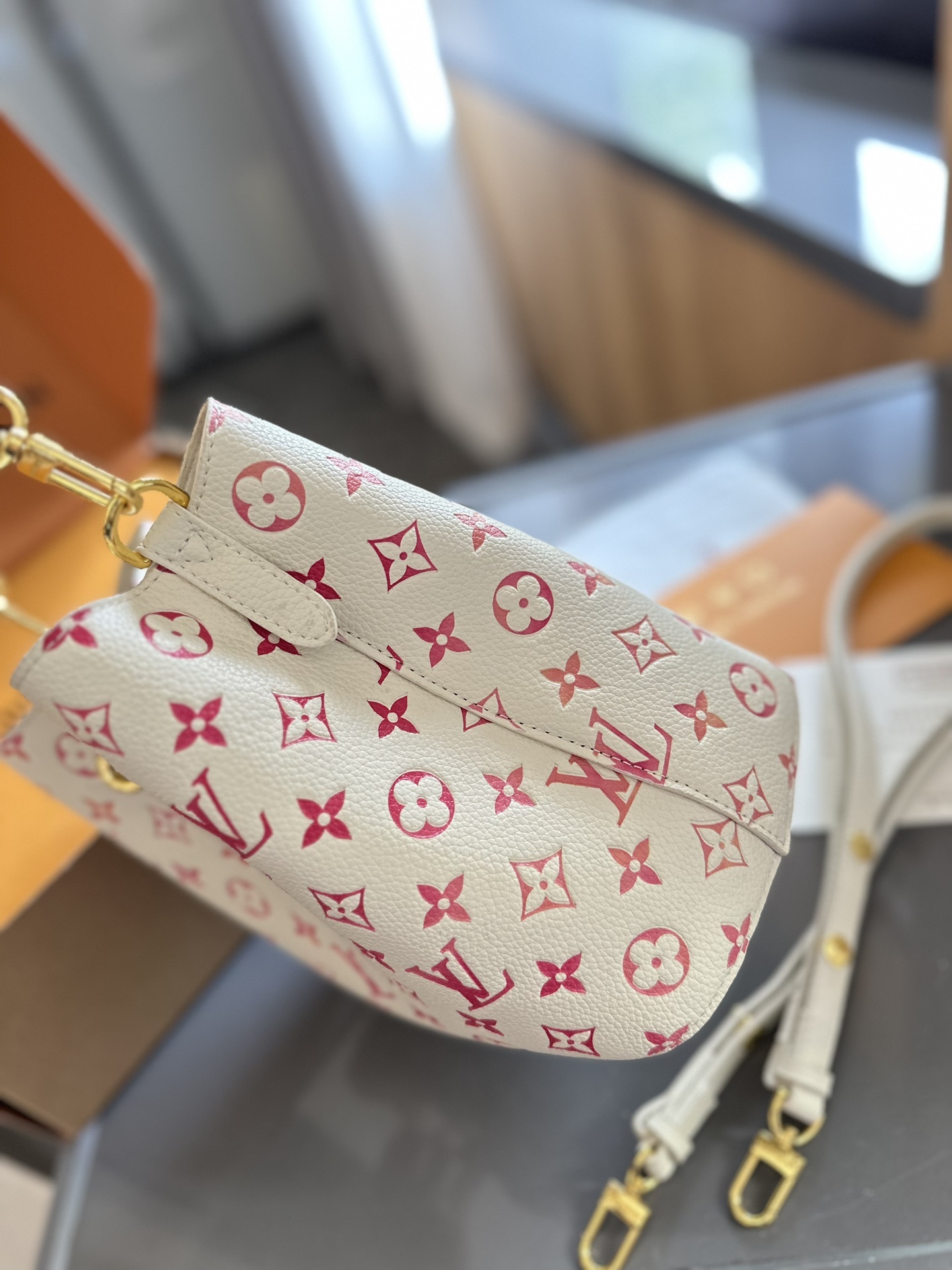 Louis new arrival NEONOE M44022 bag size: 20 cm