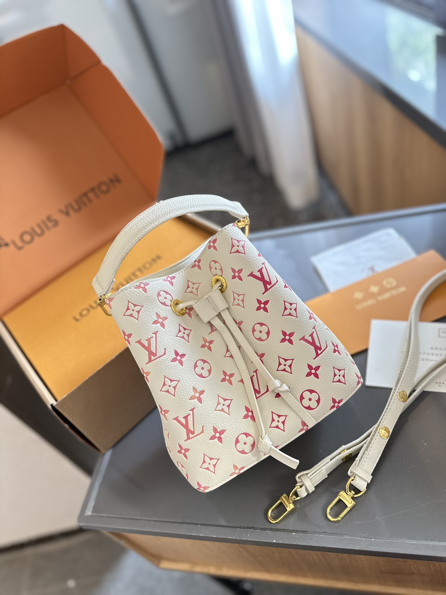 Louis new arrival NEONOE M44022 bag size: 20 cm