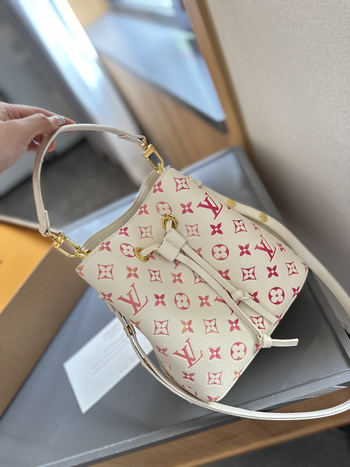 Louis new arrival NEONOE M44022 bag size: 20 cm