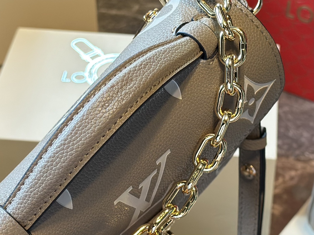 Louis new arrival mini bag size: 21 * 12cm