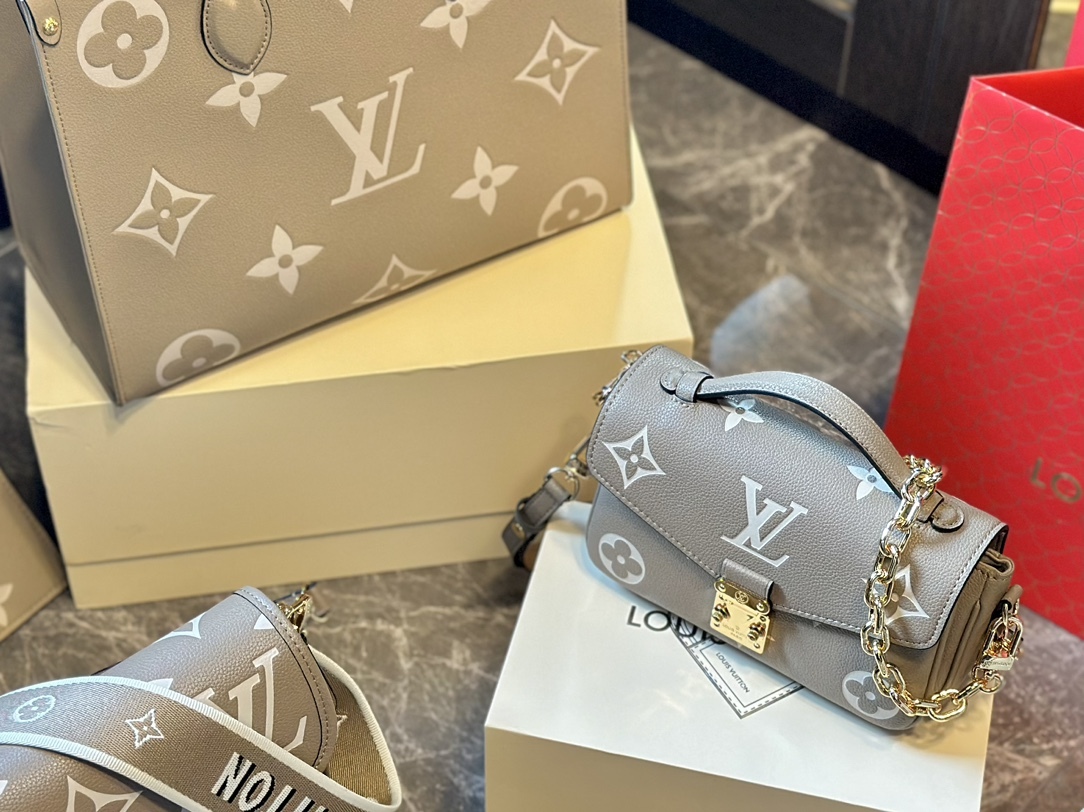 Louis new arrival mini bag size: 21 * 12cm